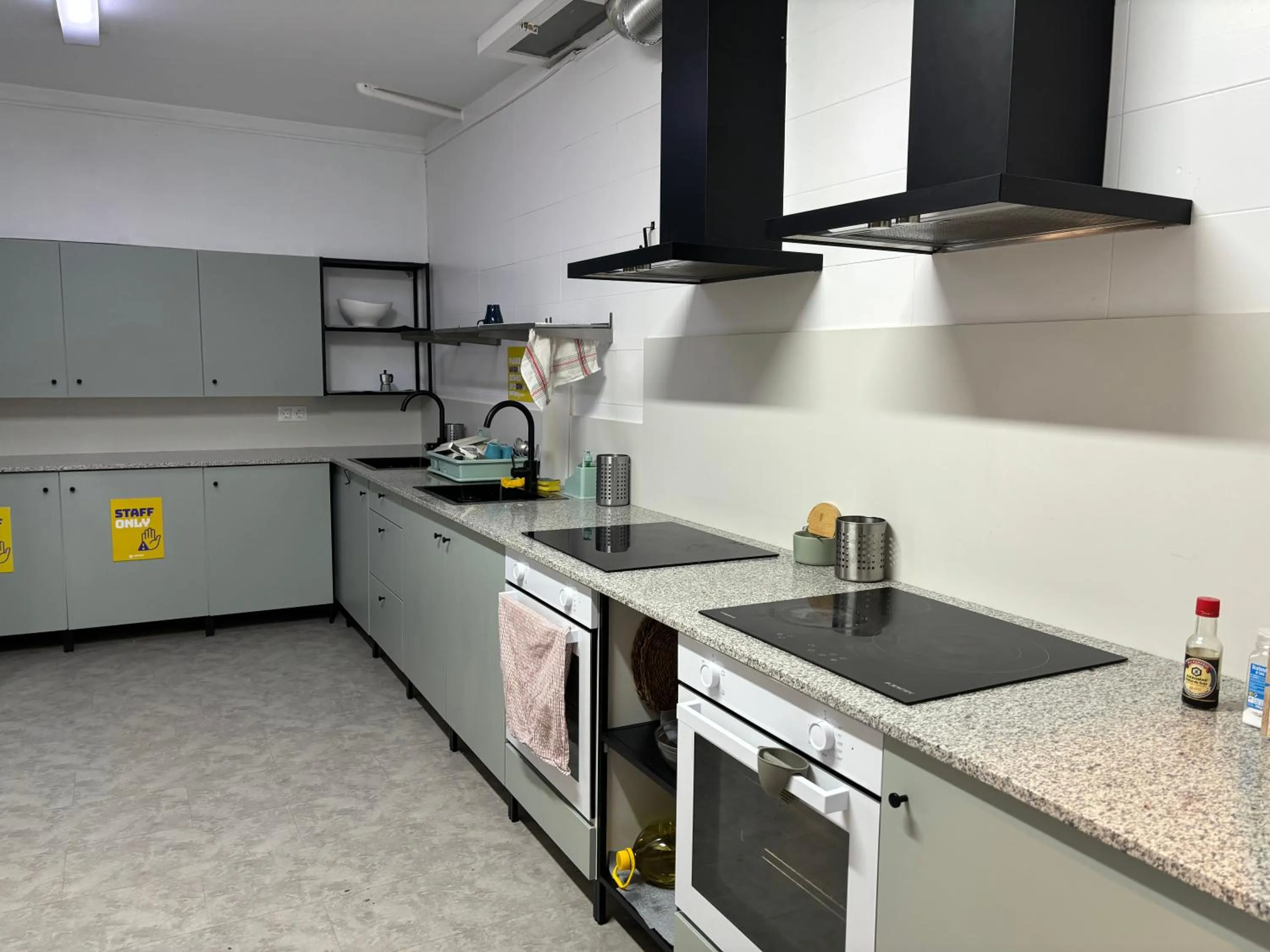 Communal kitchen in Onefam Les Corts