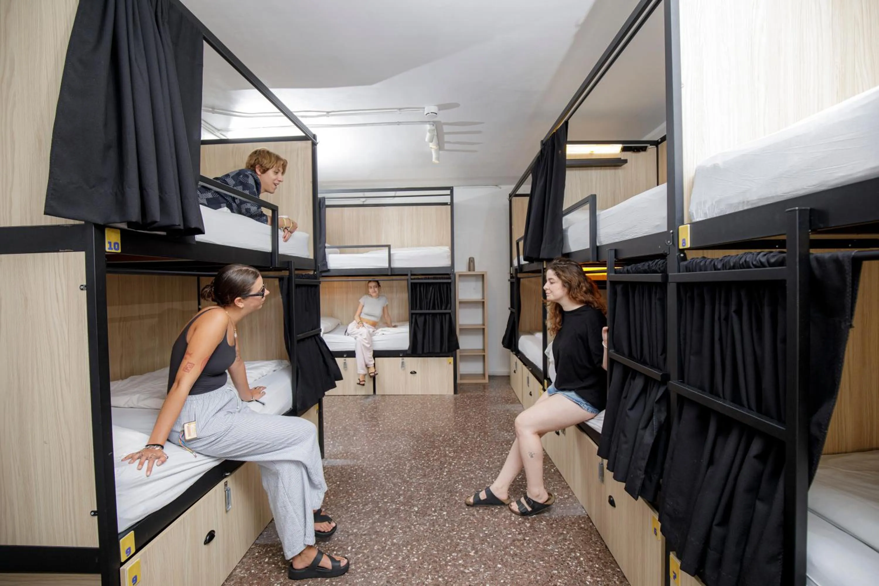 People in Onefam Les Corts