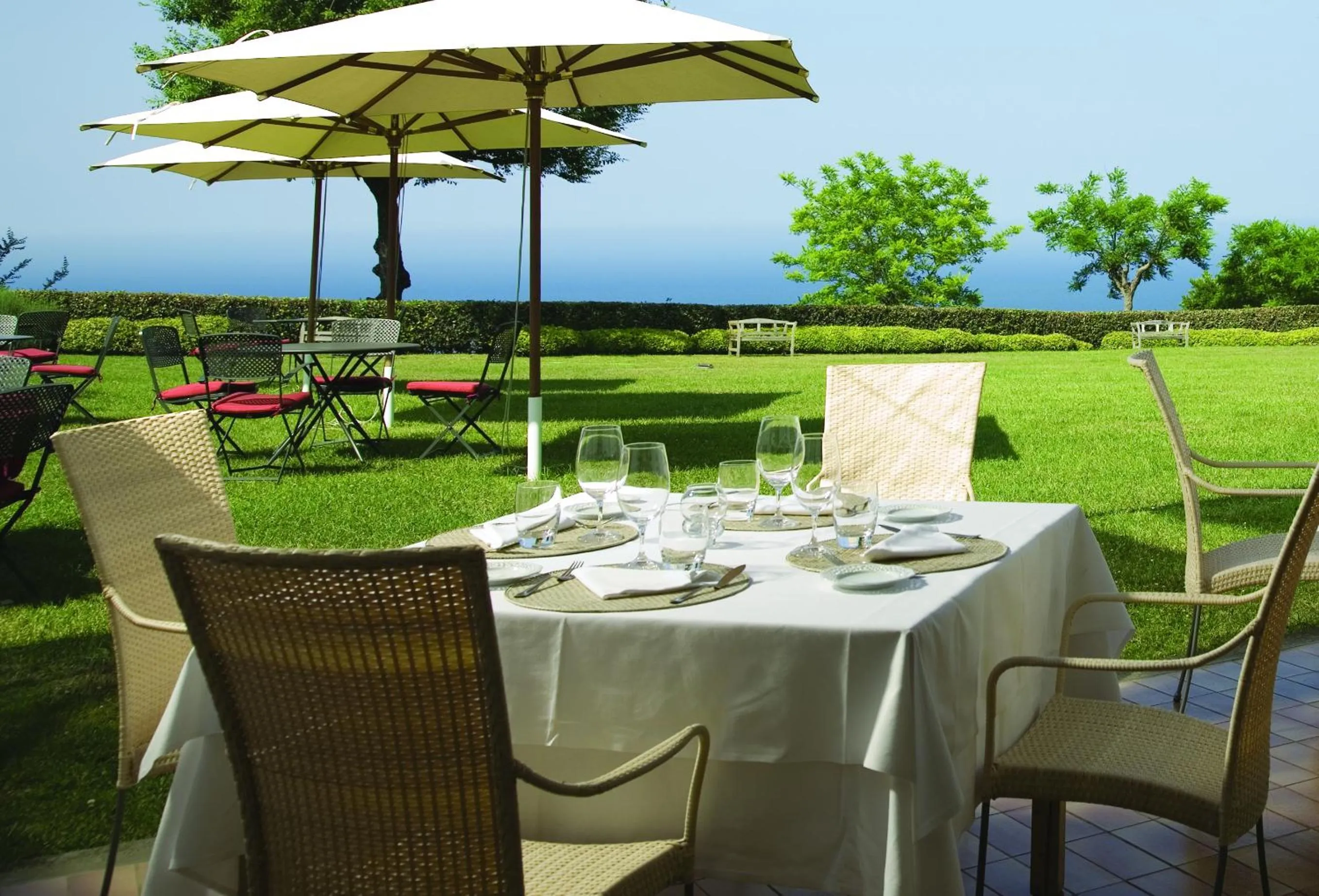 Restaurant/places to eat in Hotel Emilia