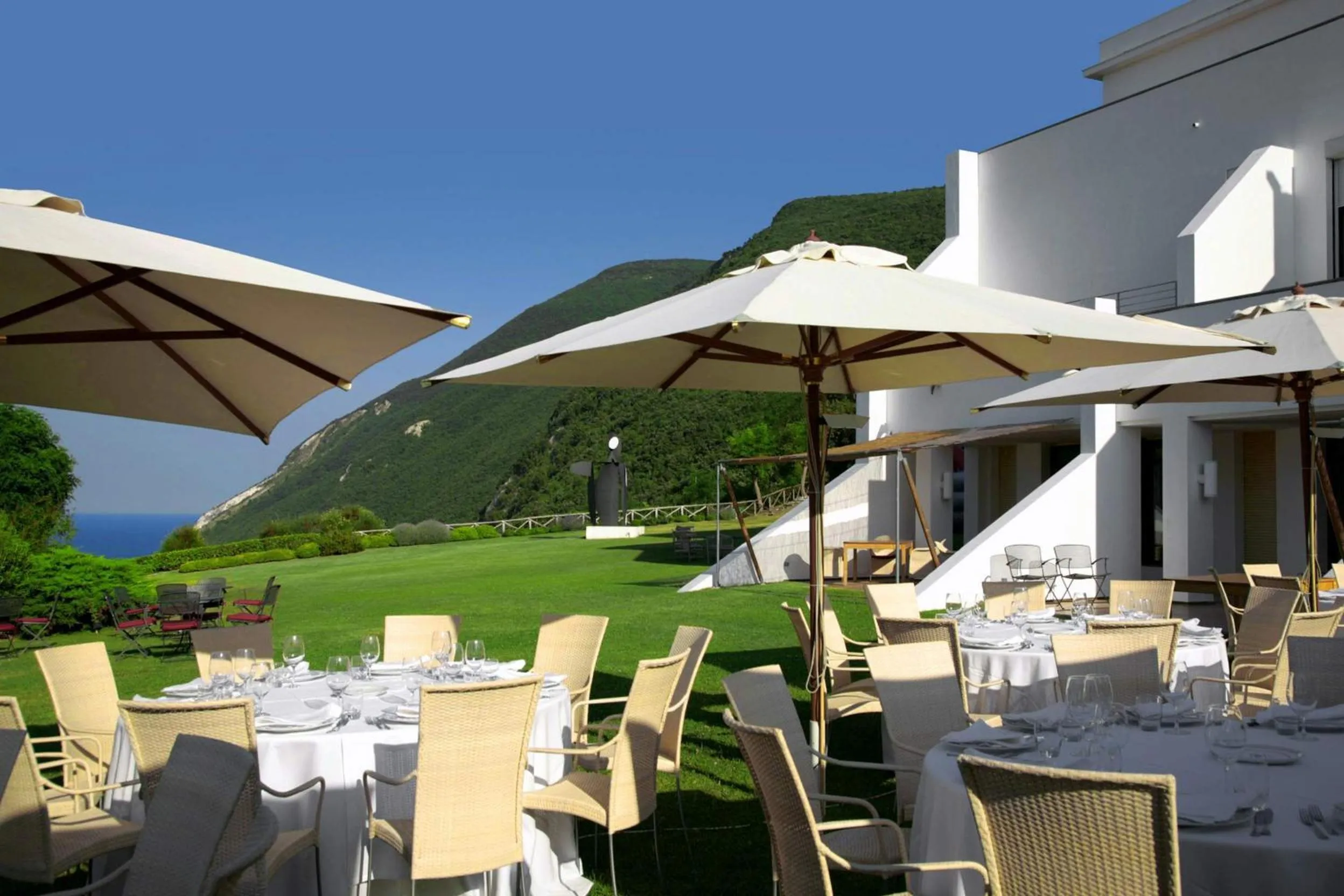 Restaurant/places to eat in Hotel Emilia