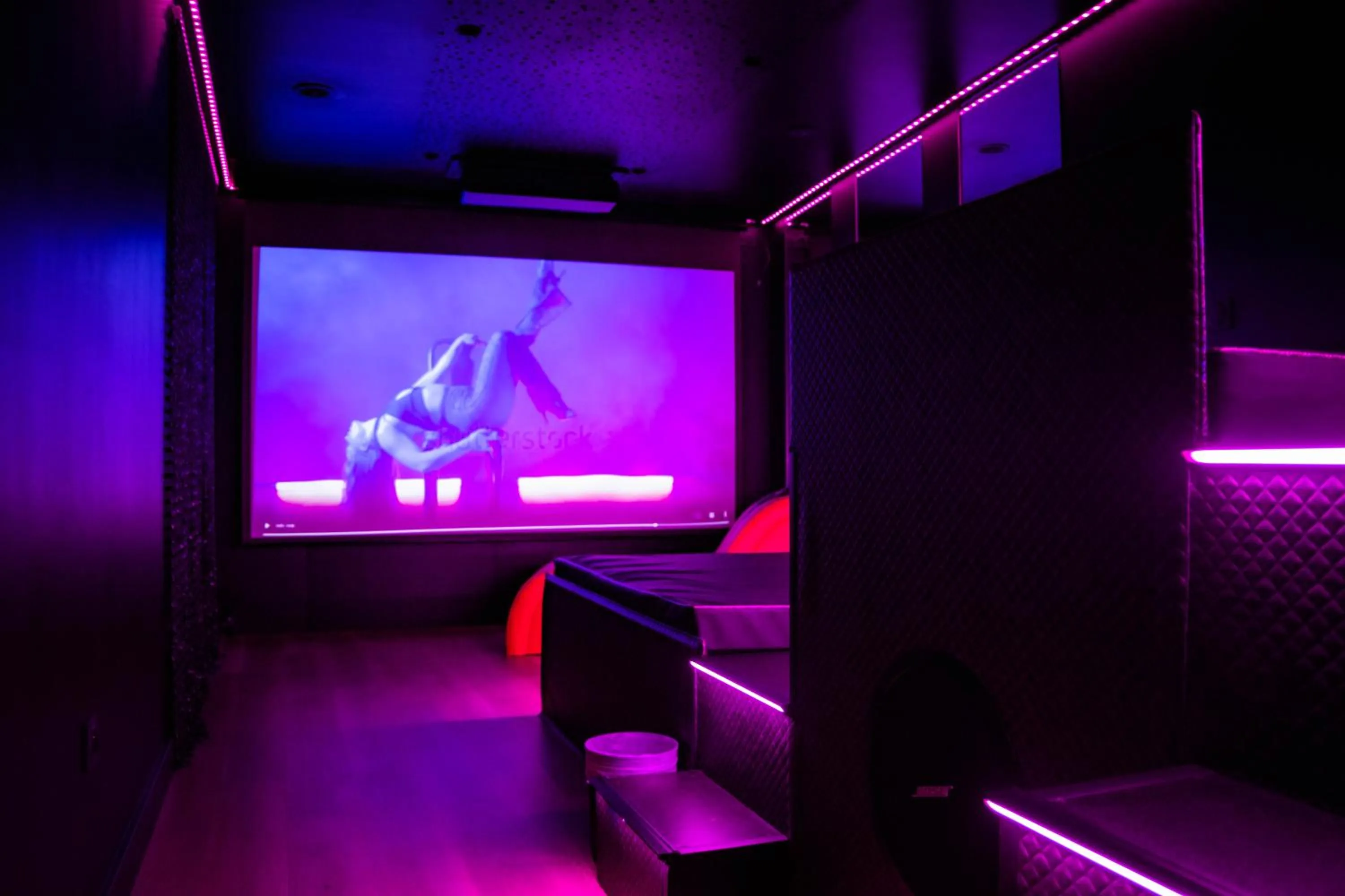 Communal lounge/ TV room in Oz'Inn Hôtel & Spa