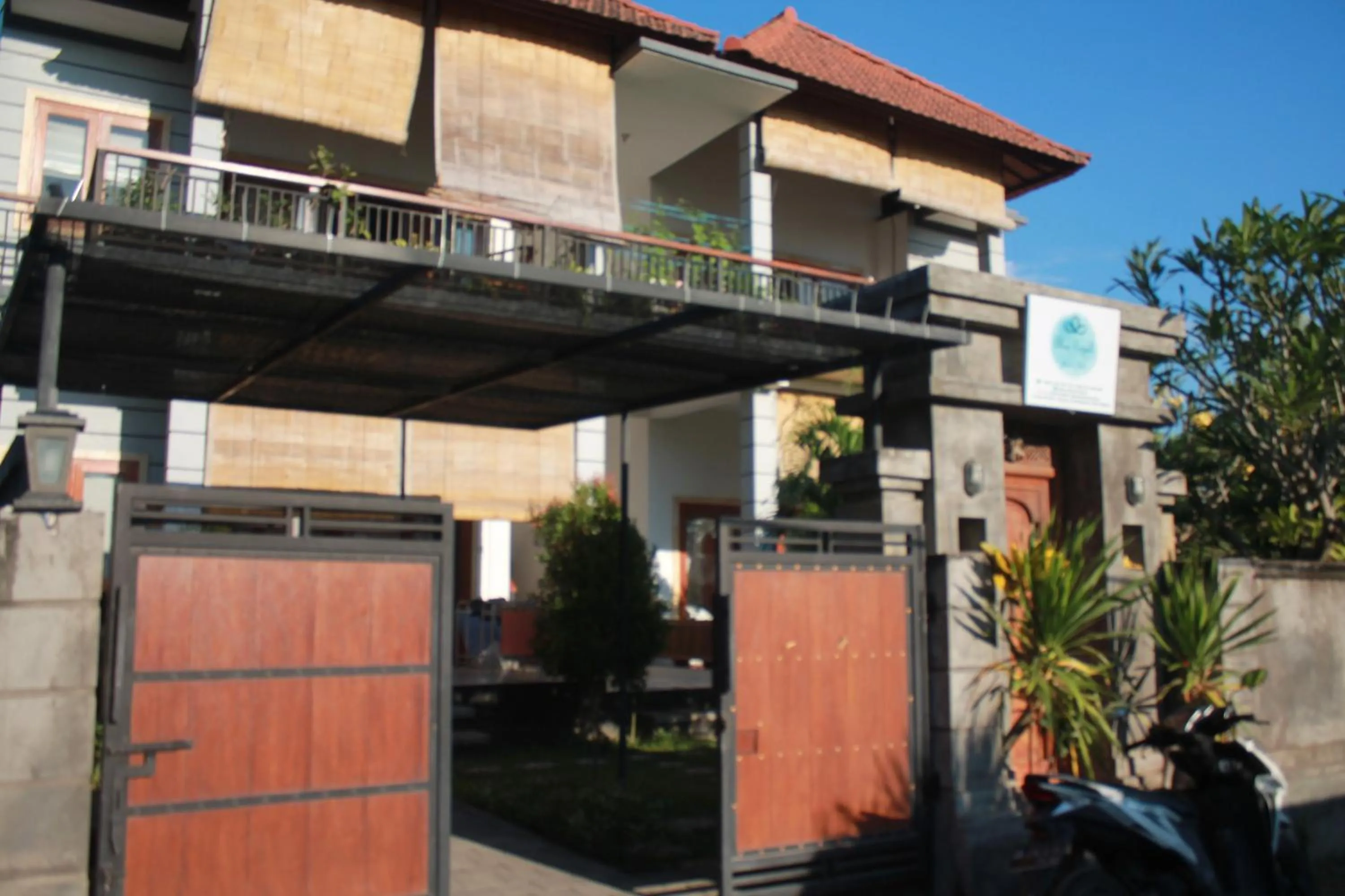 Facade/entrance in Blue Royal Amed