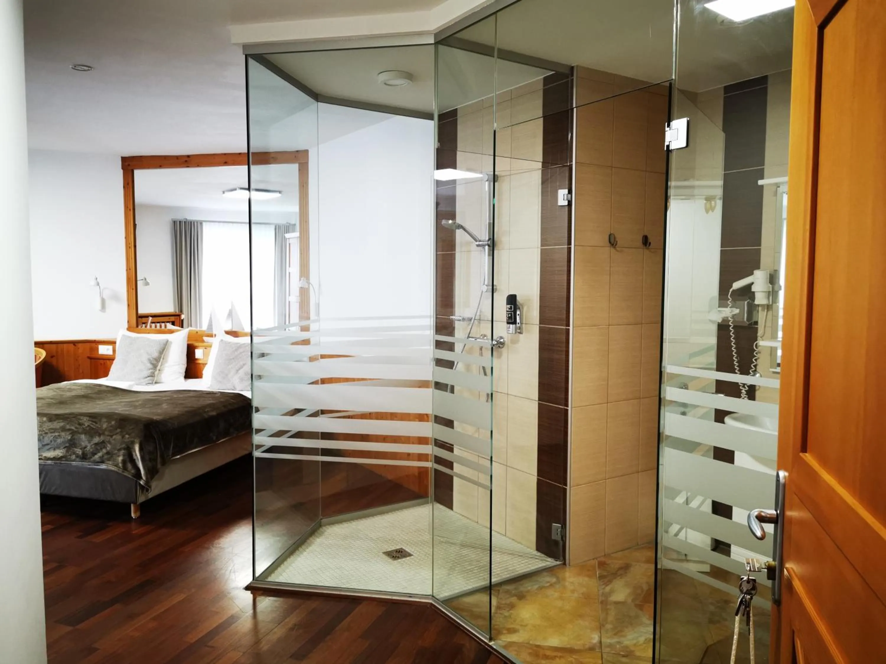 Shower, Bed in Das Stadthaus