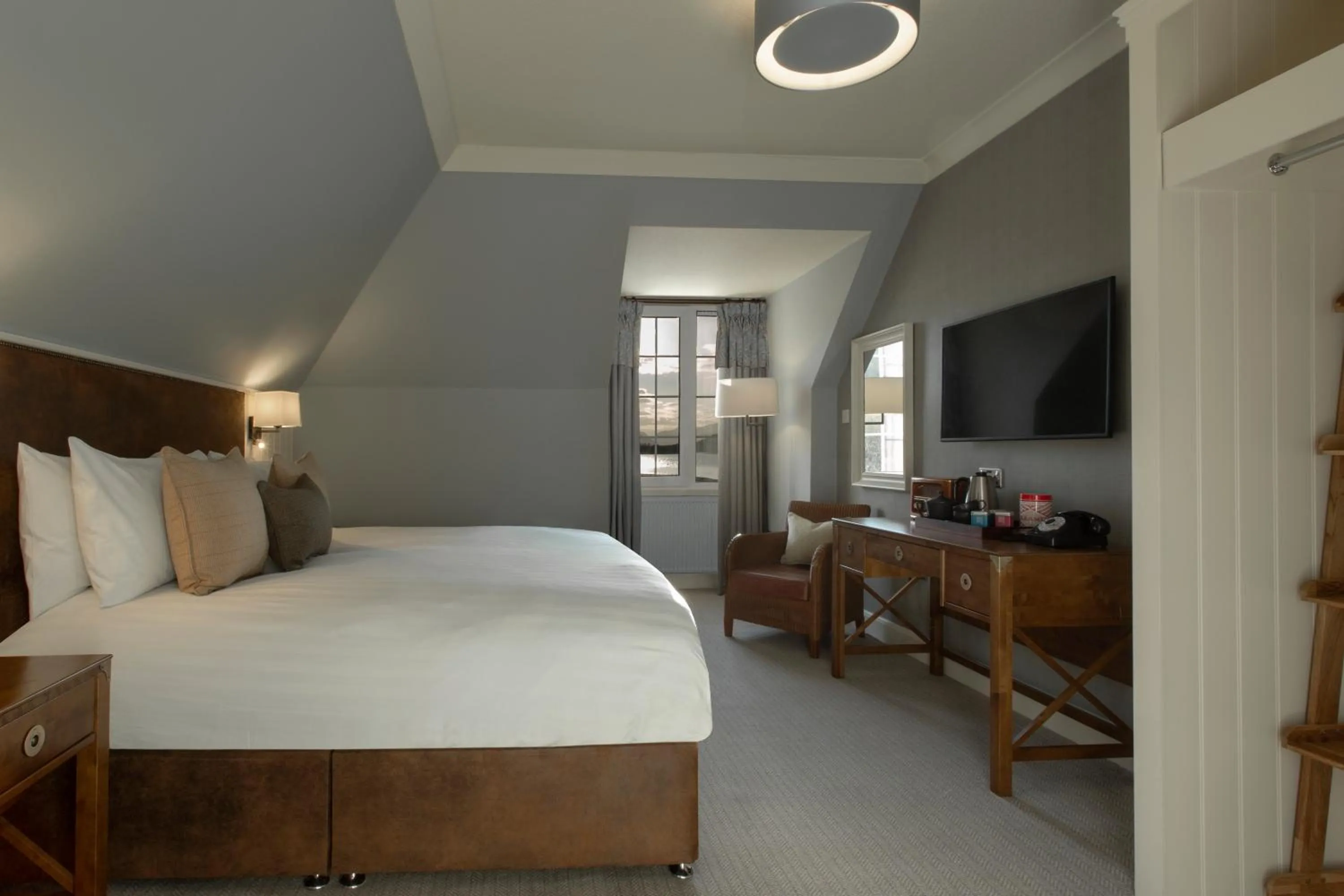 Bed in The Glencoe Inn