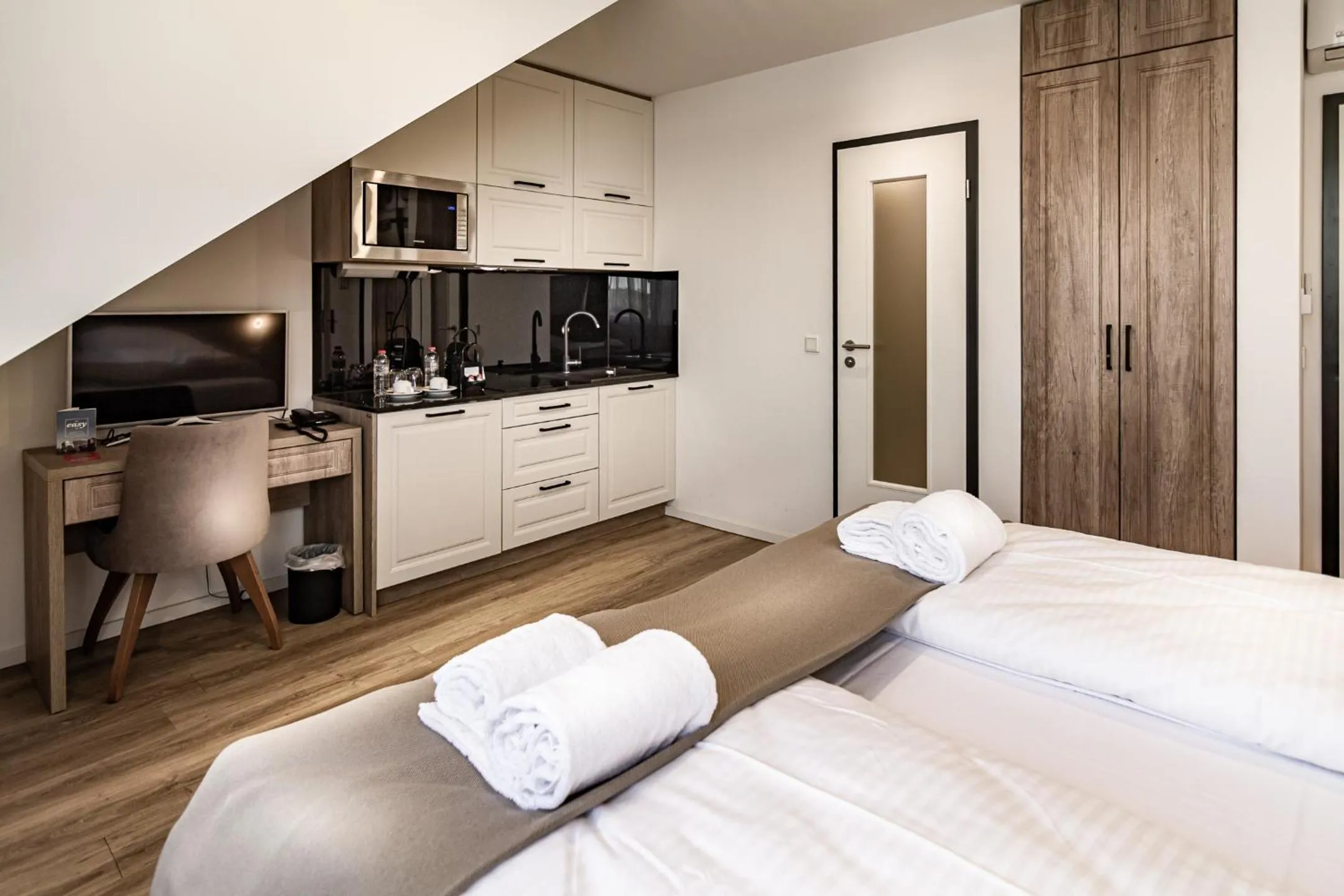 Kitchen or kitchenette, Bed in Sleep Inn Düsseldorf