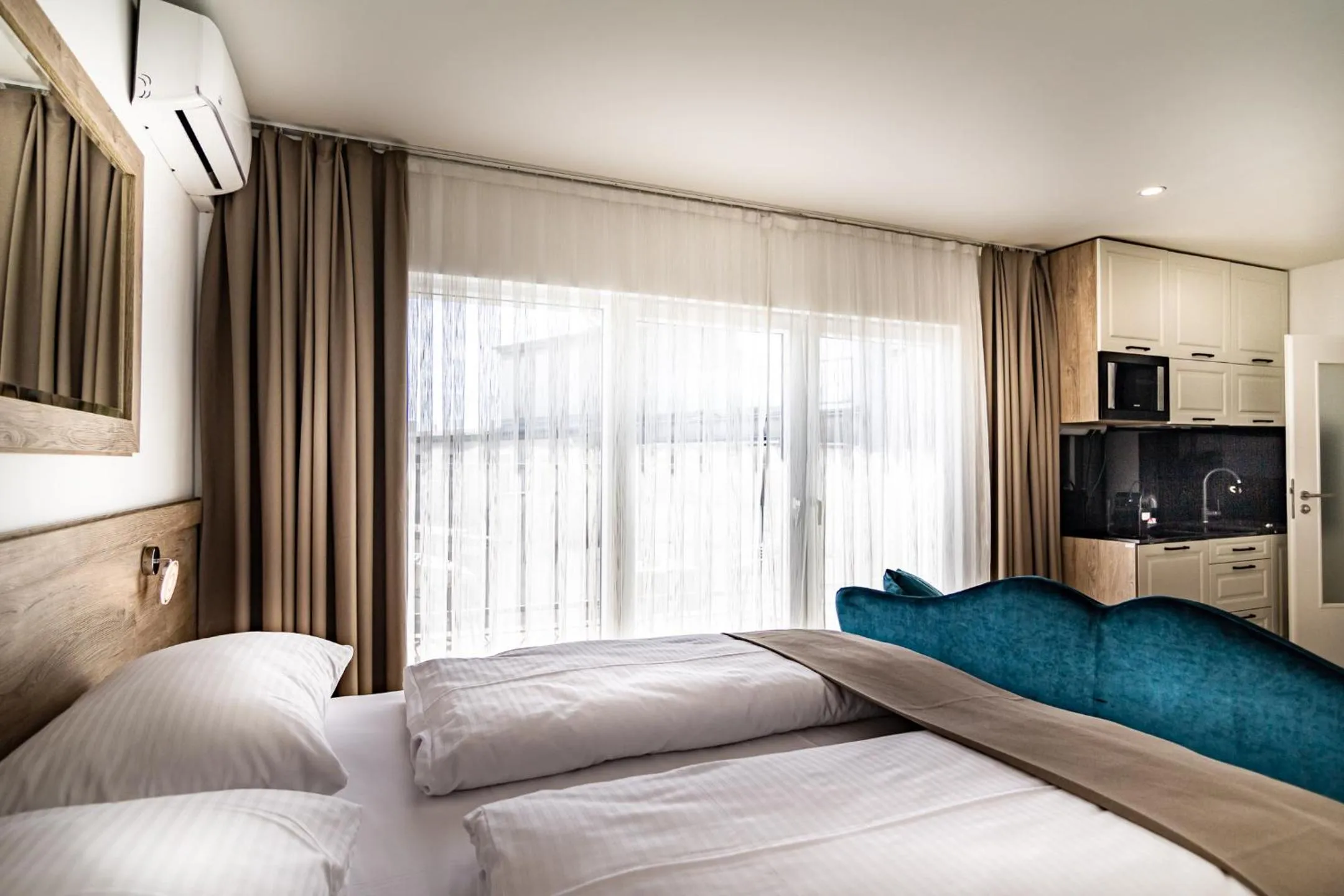 Balcony/Terrace, Bed in Sleep Inn Düsseldorf