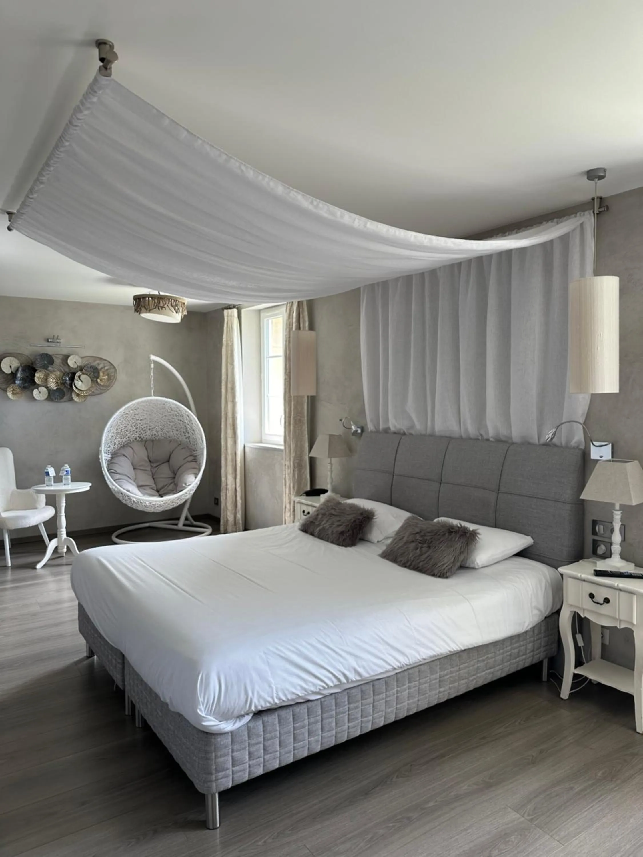 Bedroom, Bed in Château de la Falque, The Originals Relais