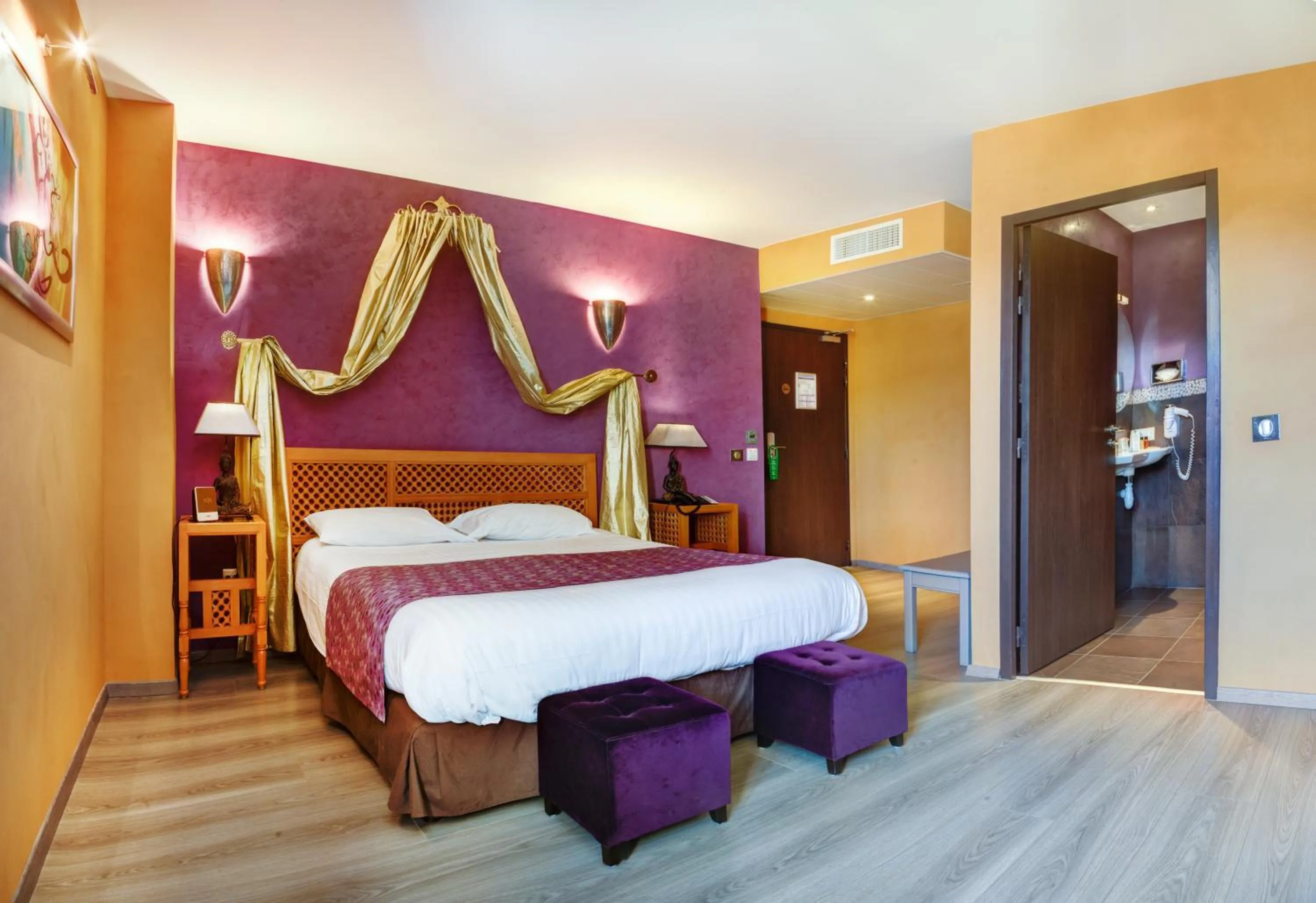 Bedroom, Bed in Château de la Falque, The Originals Relais