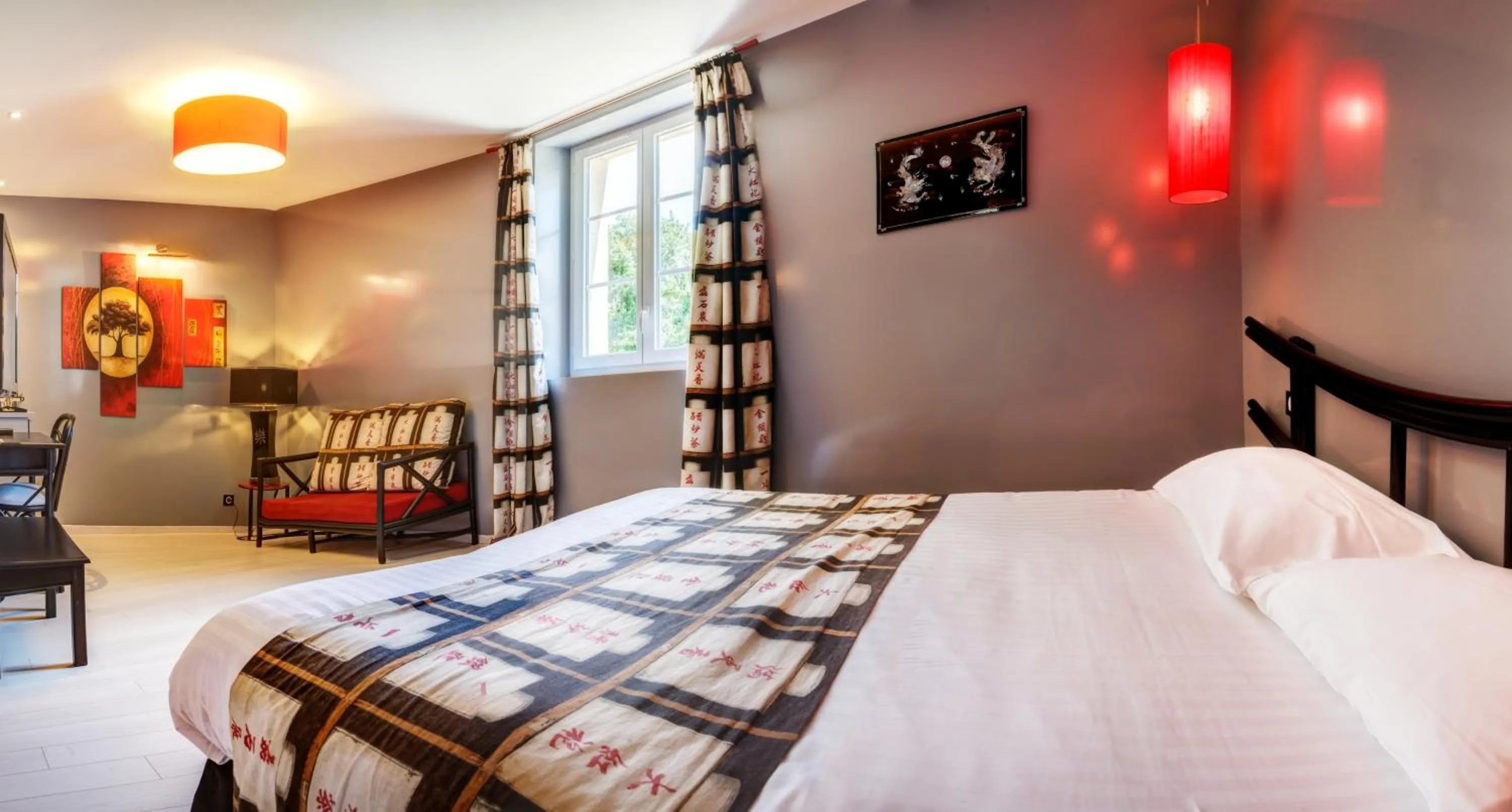 Photo of the whole room, Bed in Château de la Falque, The Originals Relais