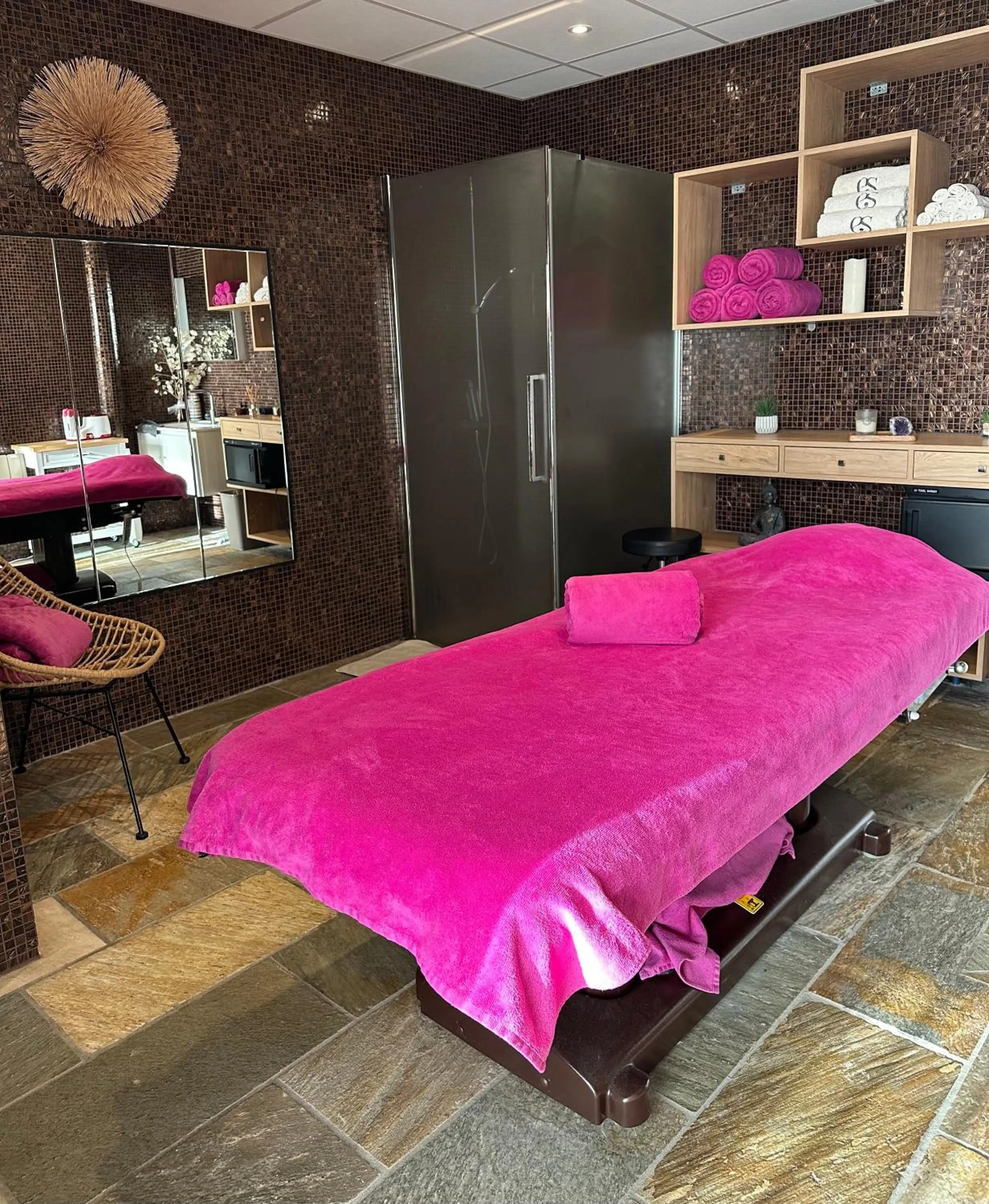 Massage in Château de la Falque, The Originals Relais