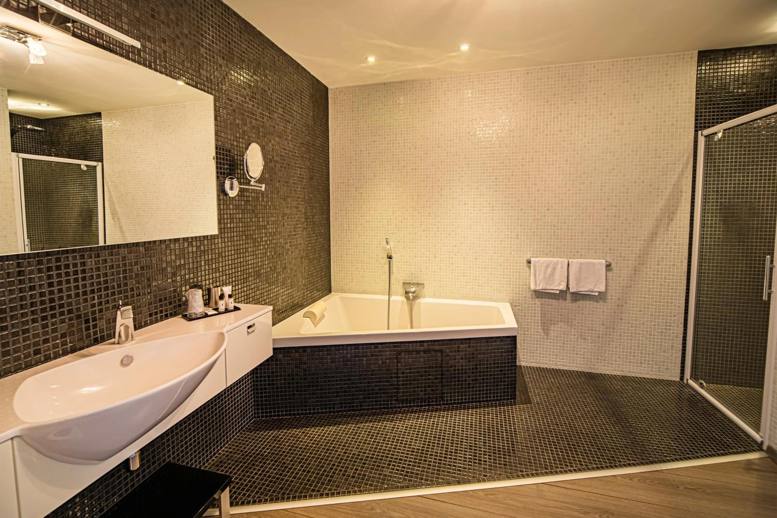 Bathroom in Château de la Falque, The Originals Relais