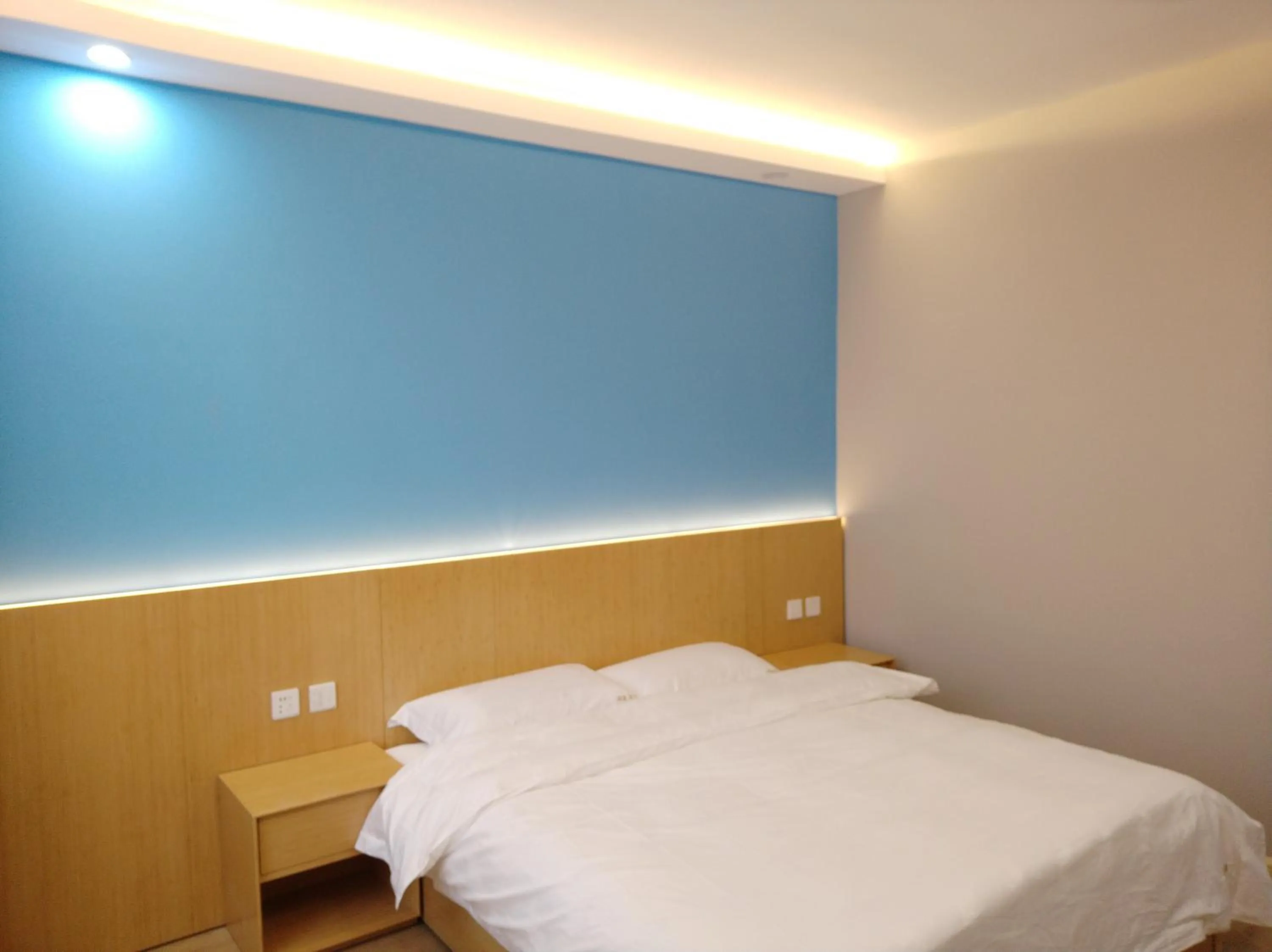 Bed in Lantern Hotel