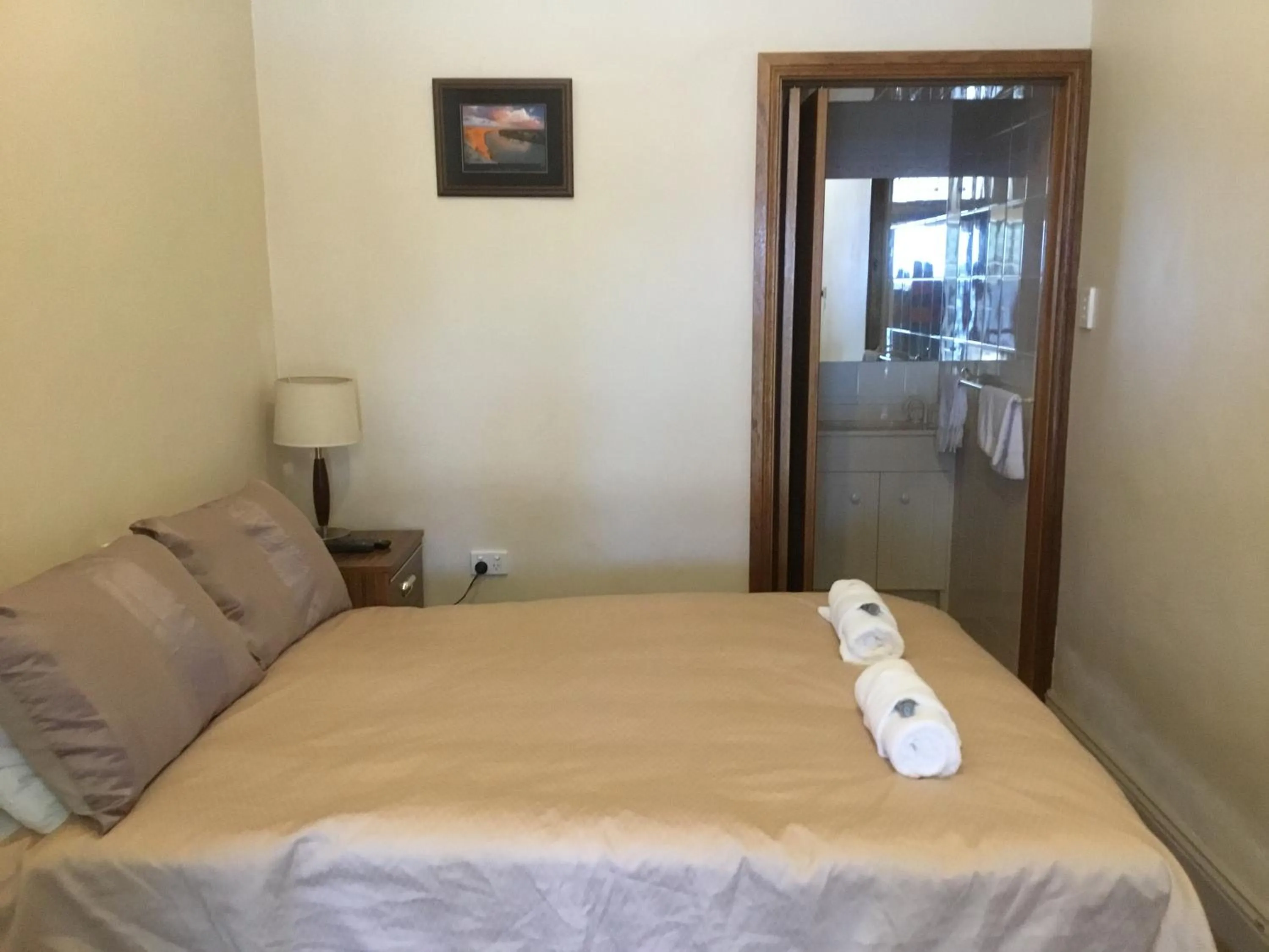 Photo of the whole room, Bed in Truro weighbridge motel