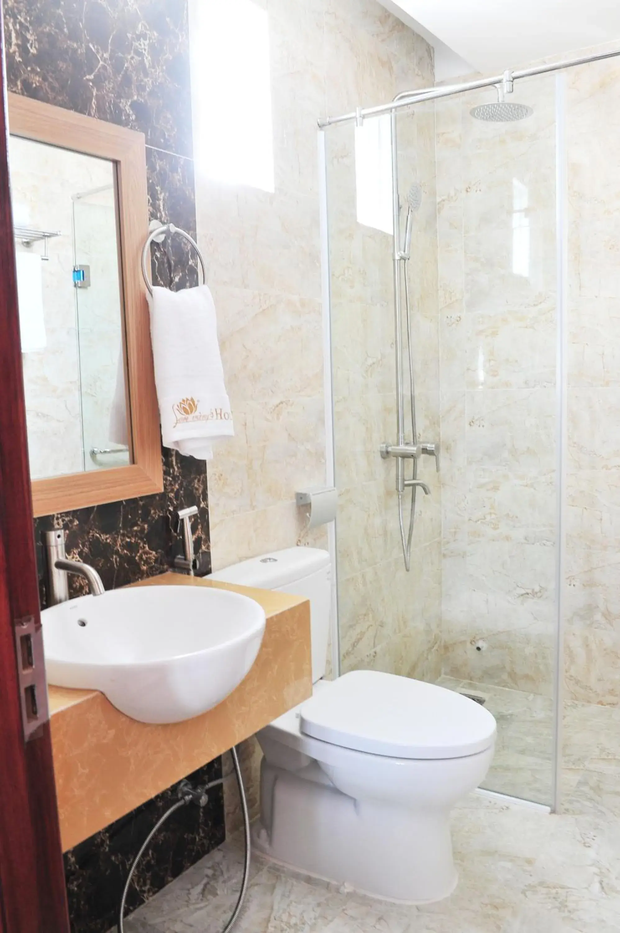 Deluxe Double or Twin Room with City View in Sen Vang Luxury Hotel Deluxe Double or Twin Room with City View in Sen Vang Luxury Hotel