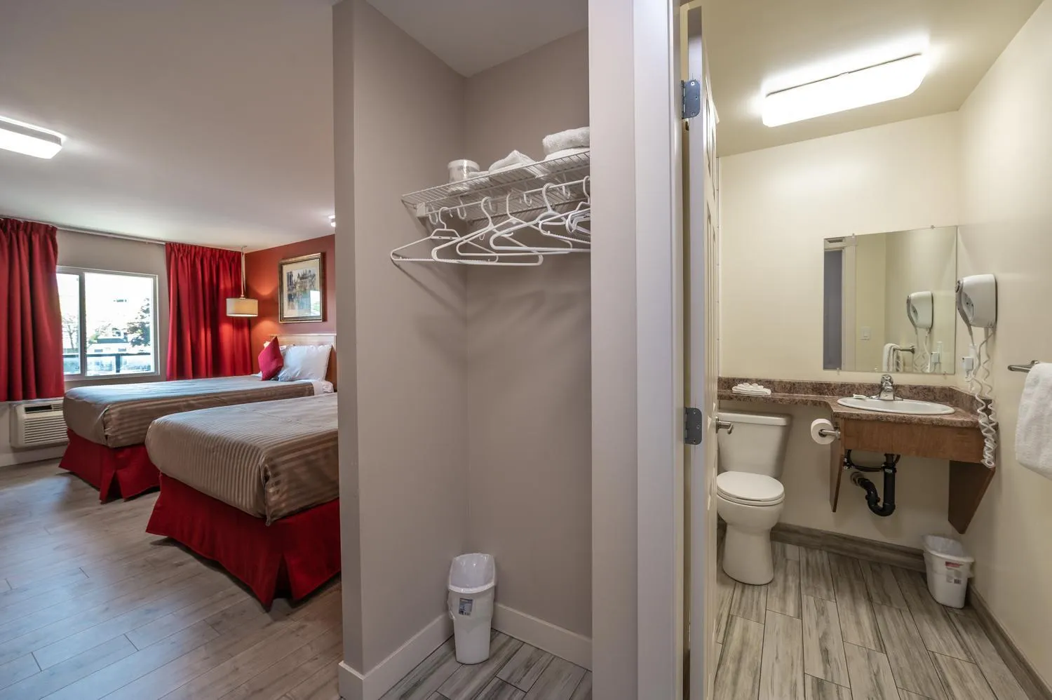 Bed in Sahara Courtyard Inn Penticton