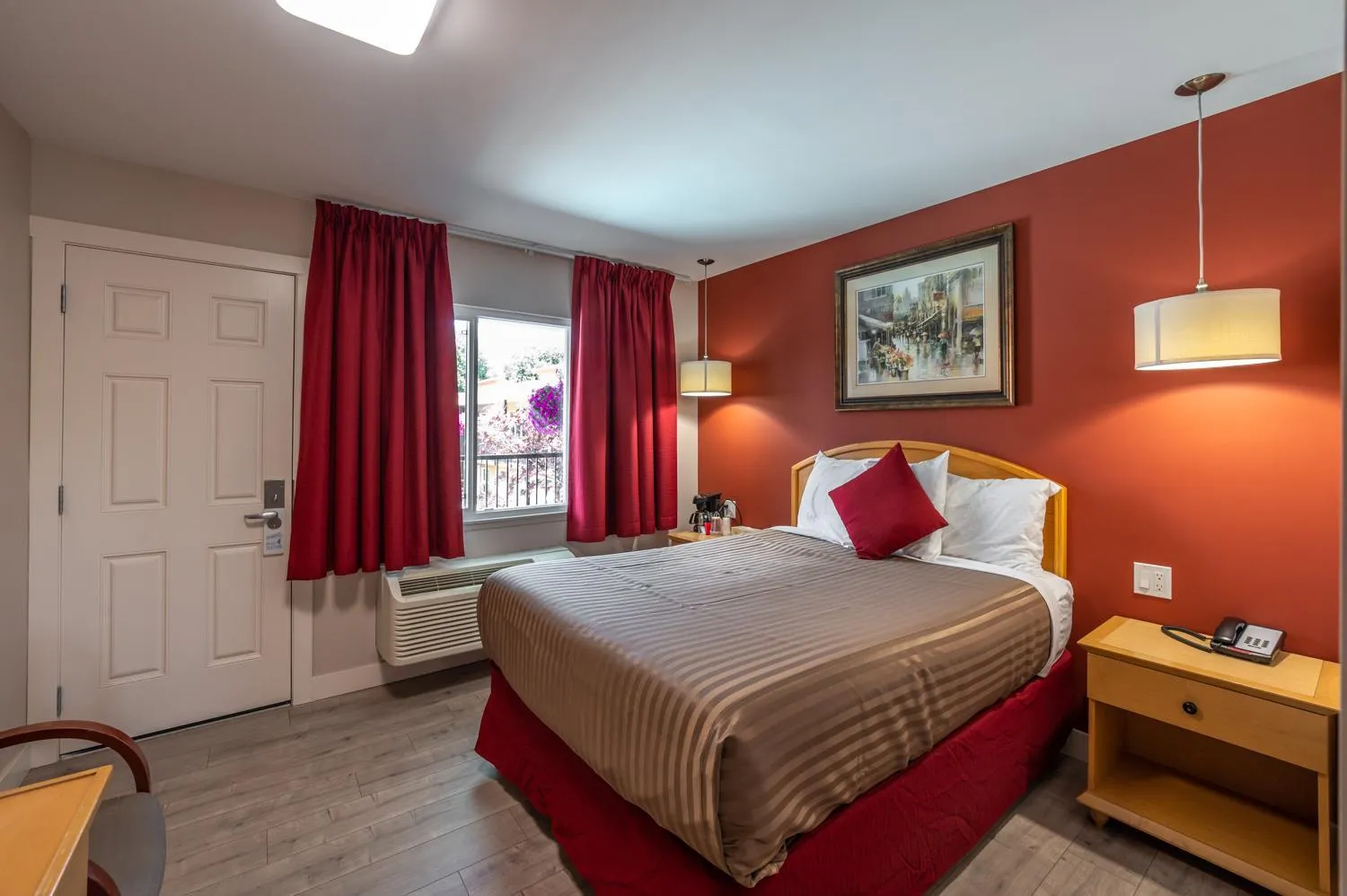 Bed in Sahara Courtyard Inn Penticton