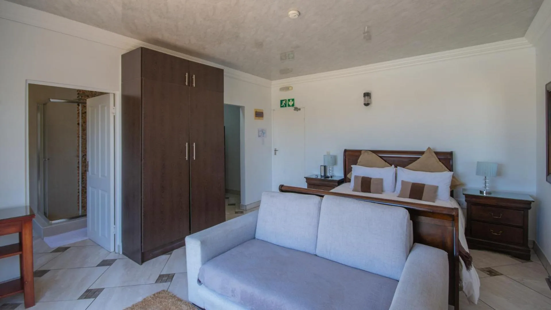 Bedroom, Bed in Falling Waters Guest House