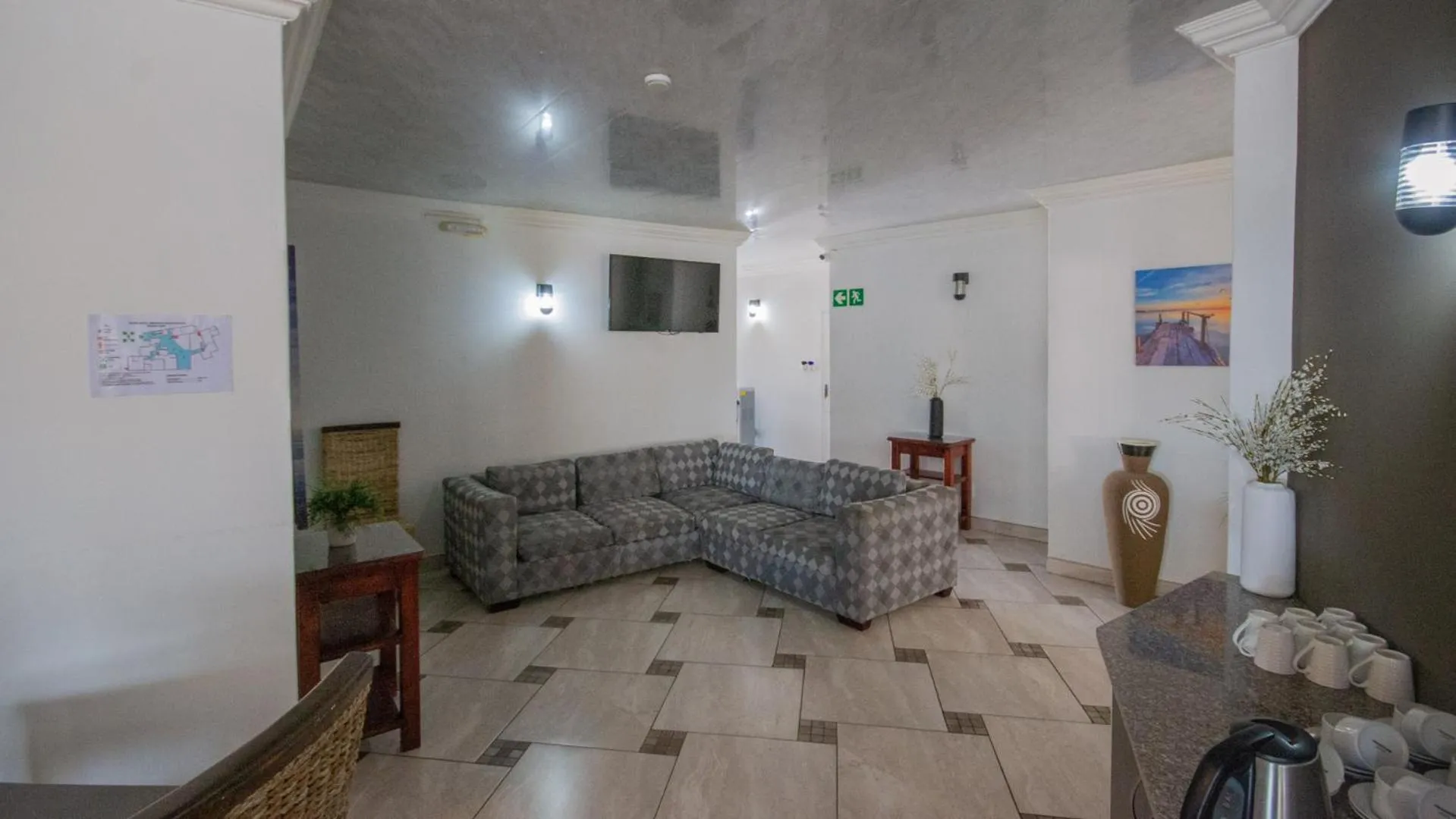 Communal lounge/ TV room in Falling Waters Guest House