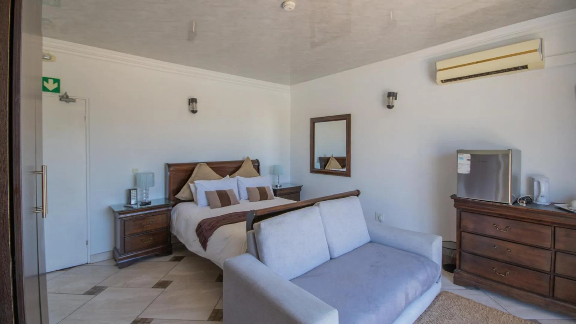 Bedroom, Bed in Falling Waters Guest House