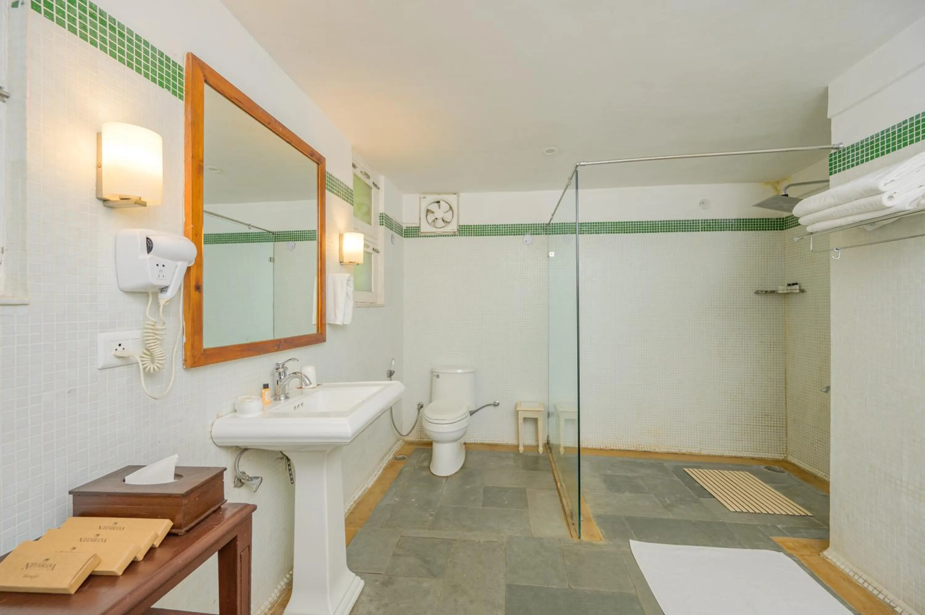Bathroom in Neemrana's Glasshouse on the Ganges