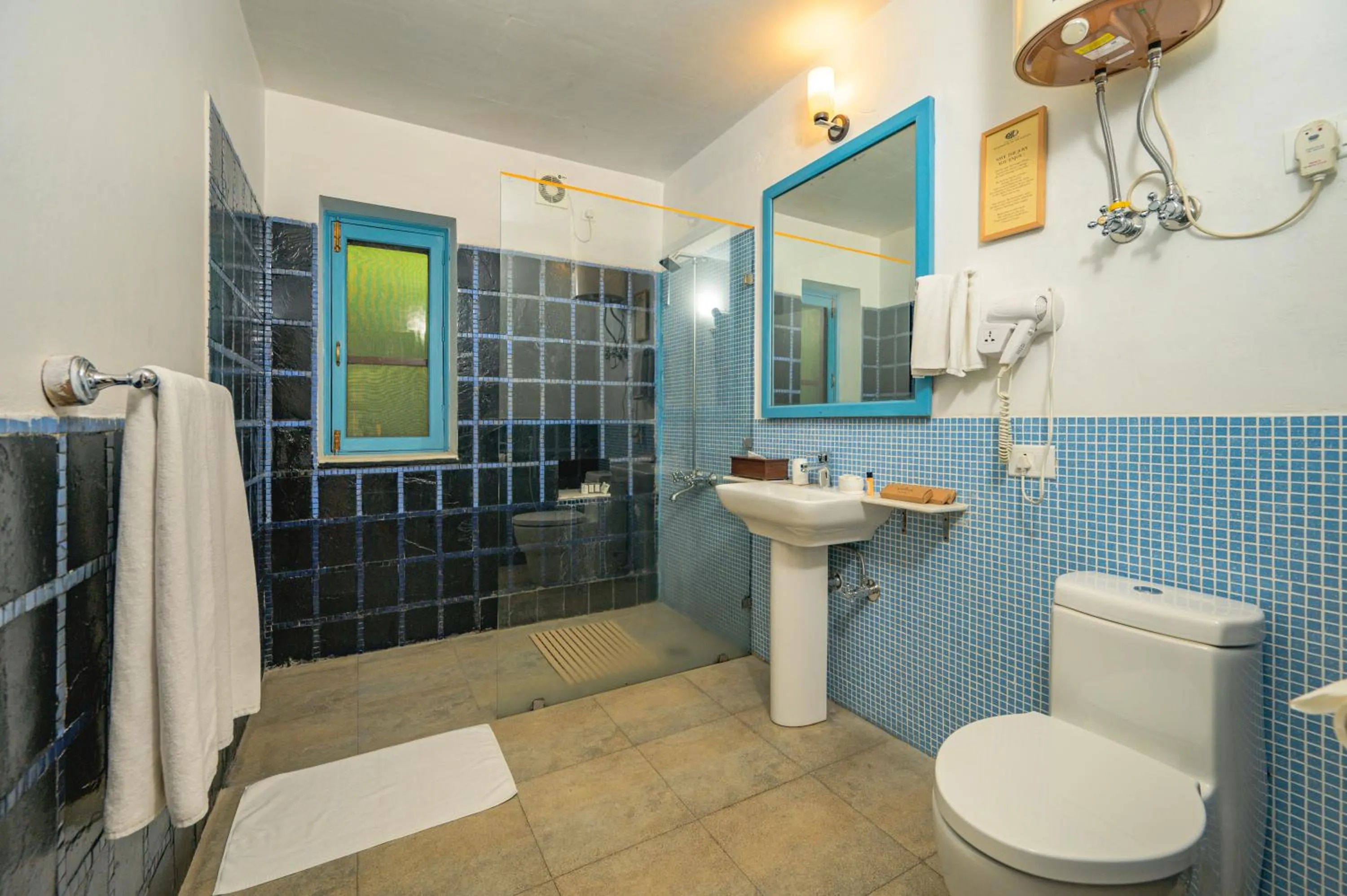 Bathroom in Neemrana's Glasshouse on the Ganges