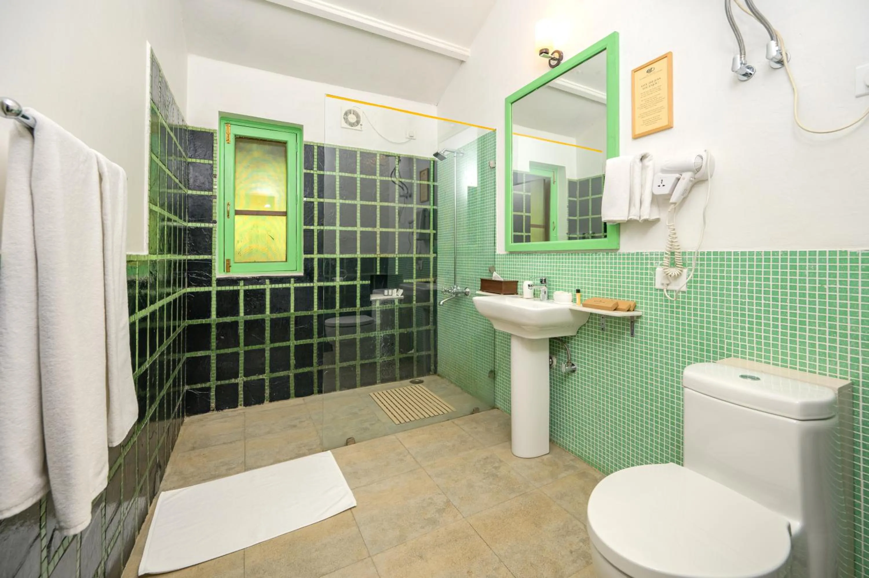 Bathroom in Neemrana's Glasshouse on the Ganges