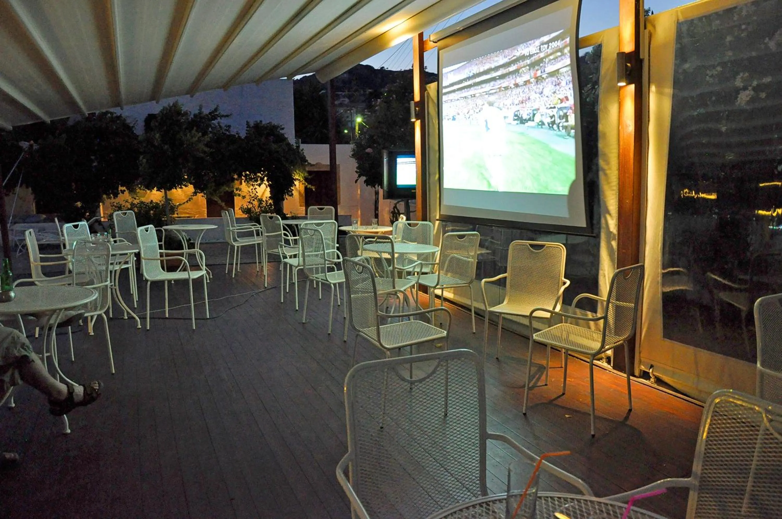 Communal lounge/ TV room in Tony's Beach Hotel