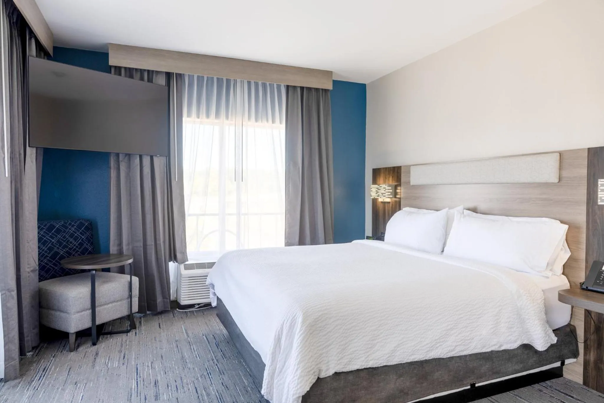 Photo of the whole room, Bed in Holiday Inn Express Vicksburg by IHG