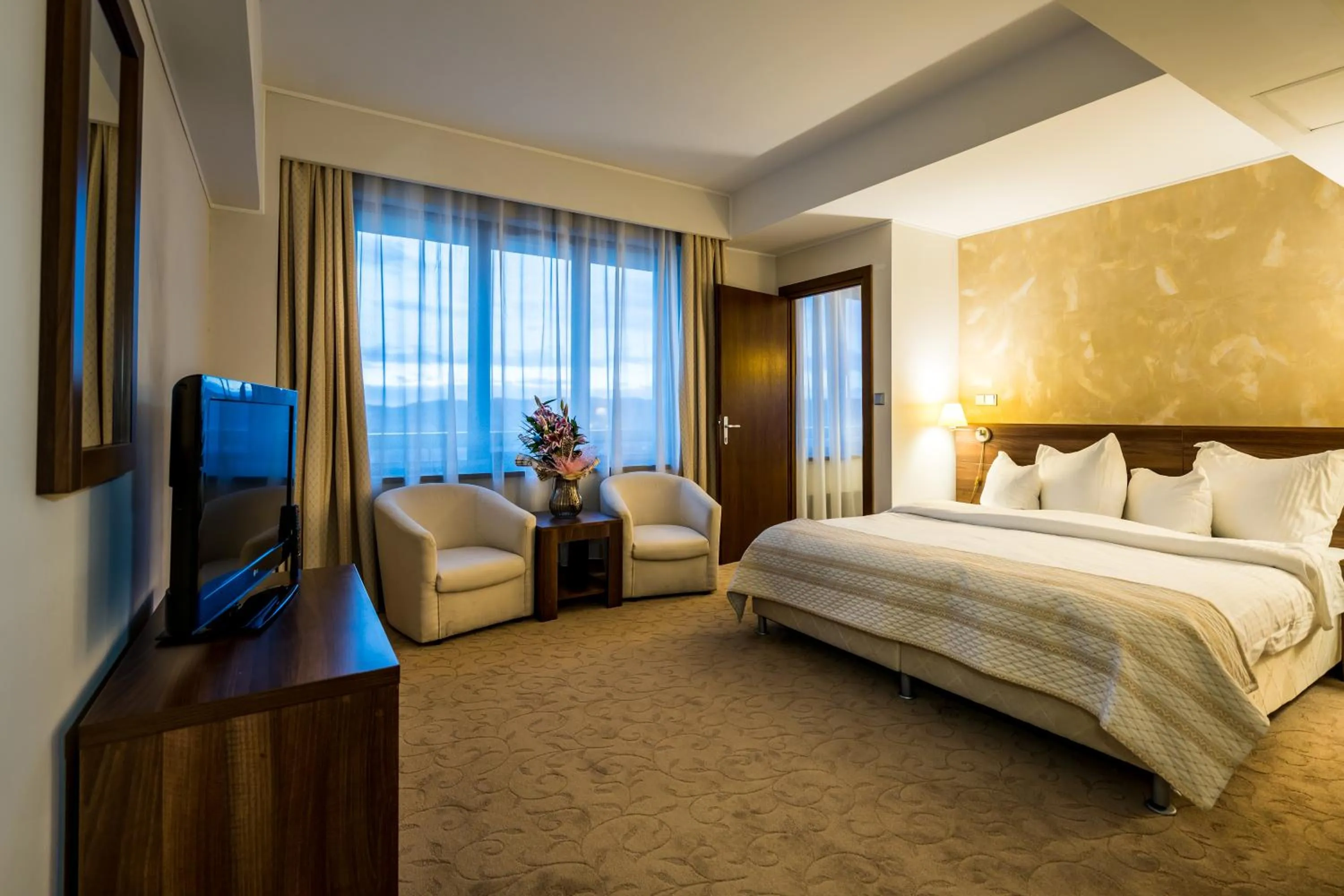 Photo of the whole room, Bed in Grand Hotel