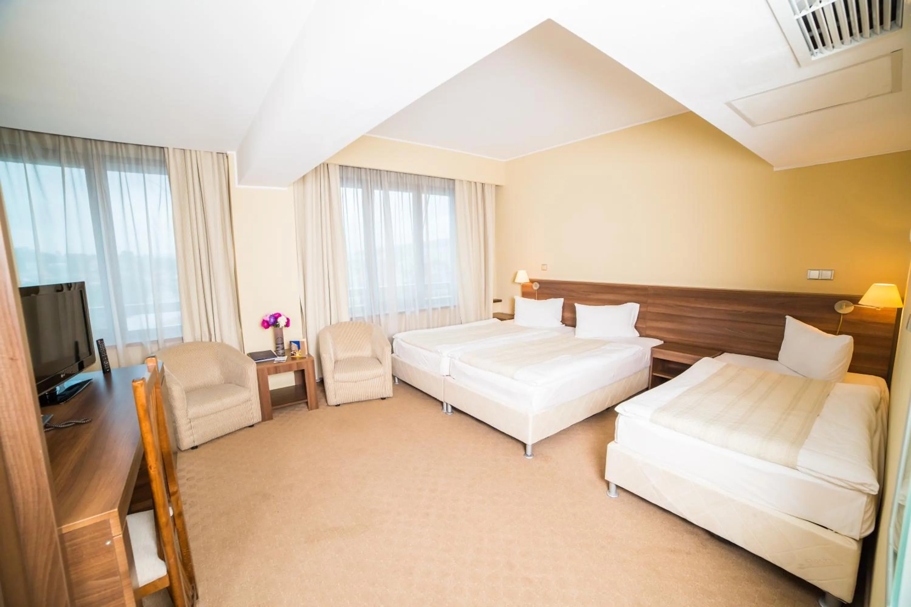 Photo of the whole room, Bed in Grand Hotel