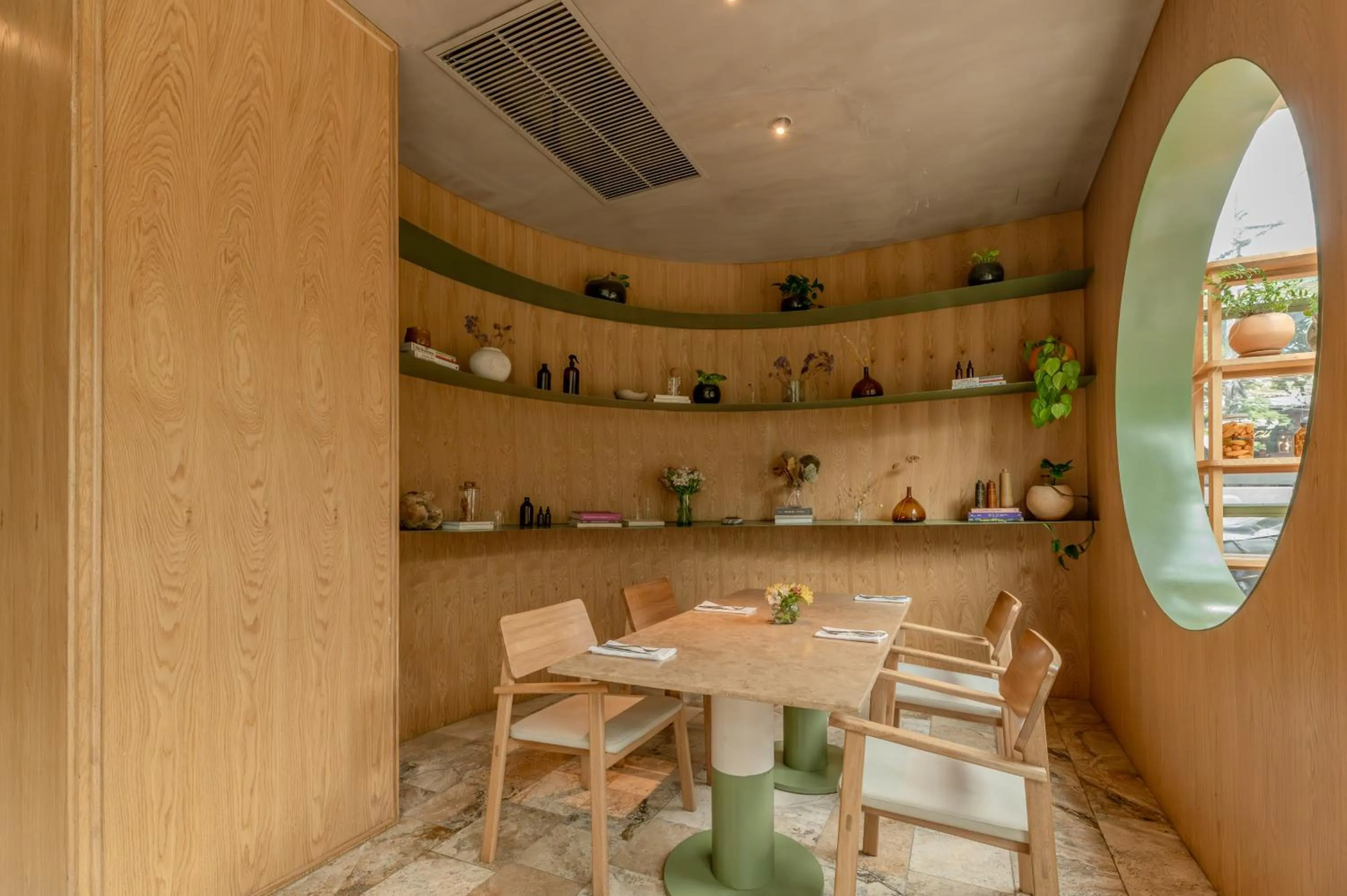 Restaurant/places to eat in The Charlee Hotel