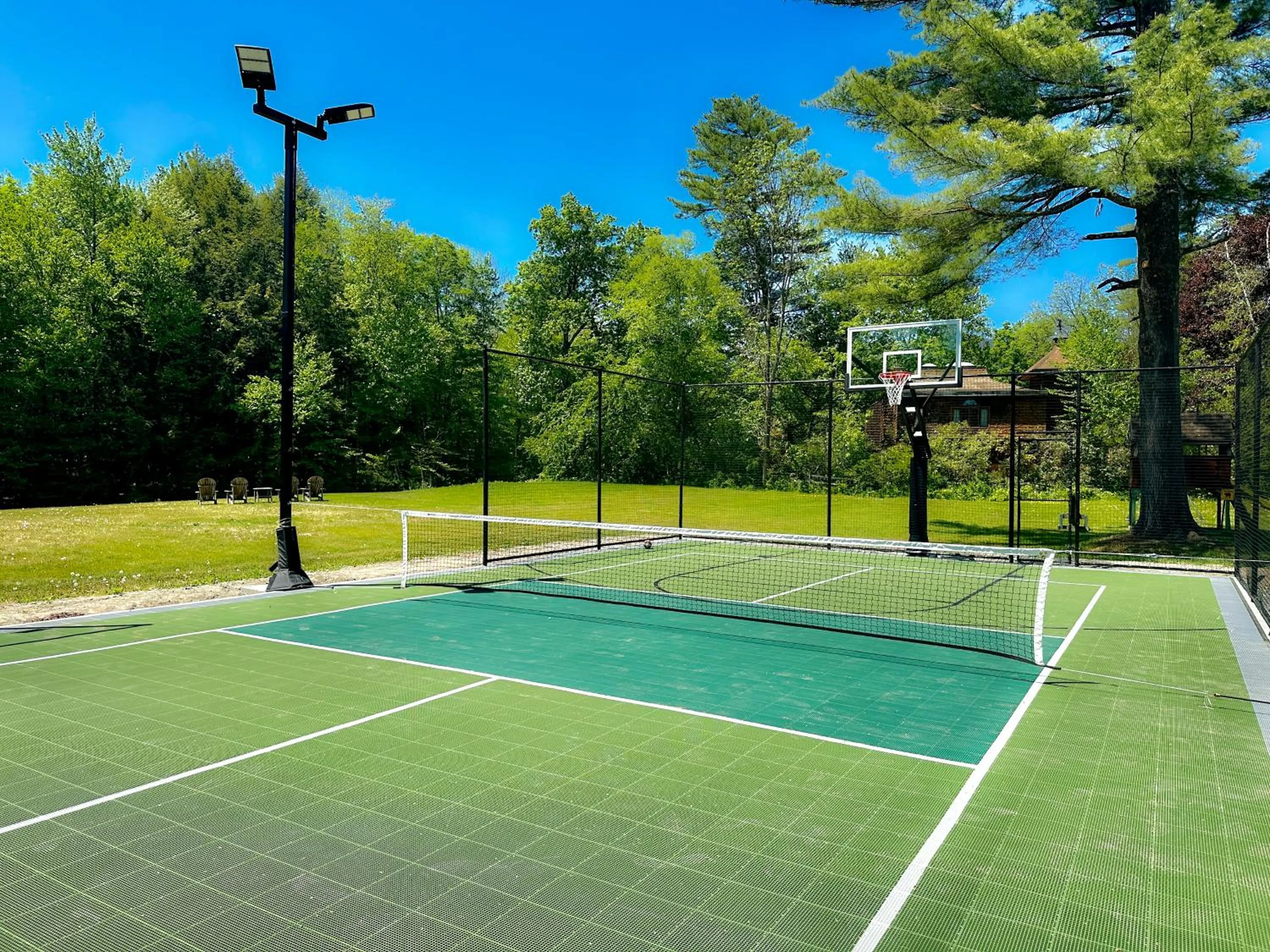 Tennis court in Innsbruck Inn at Stowe