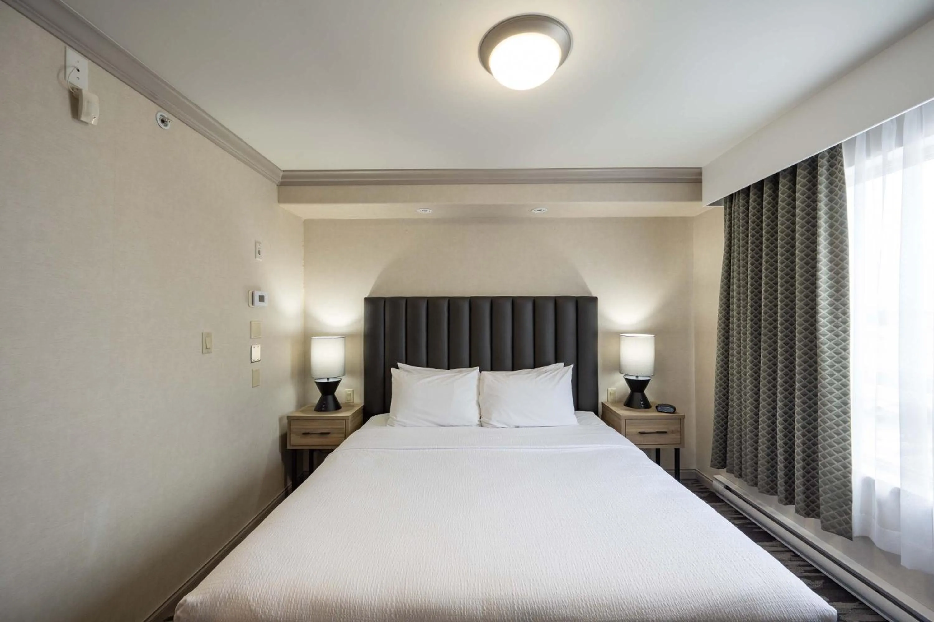 Photo of the whole room, Bed in Sandman Hotel & Suites Winnipeg Airport