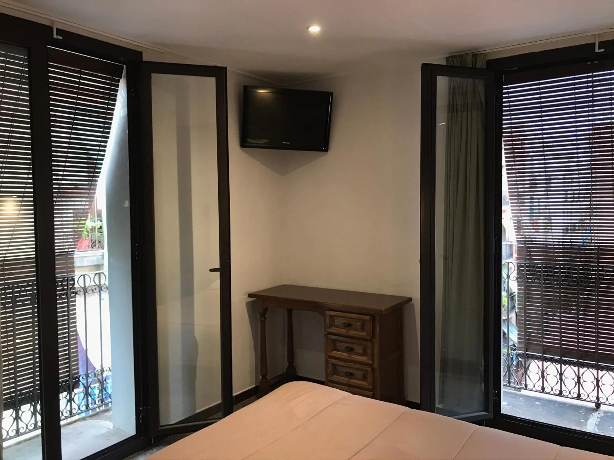 Bed in Hostal Radio Barcelona