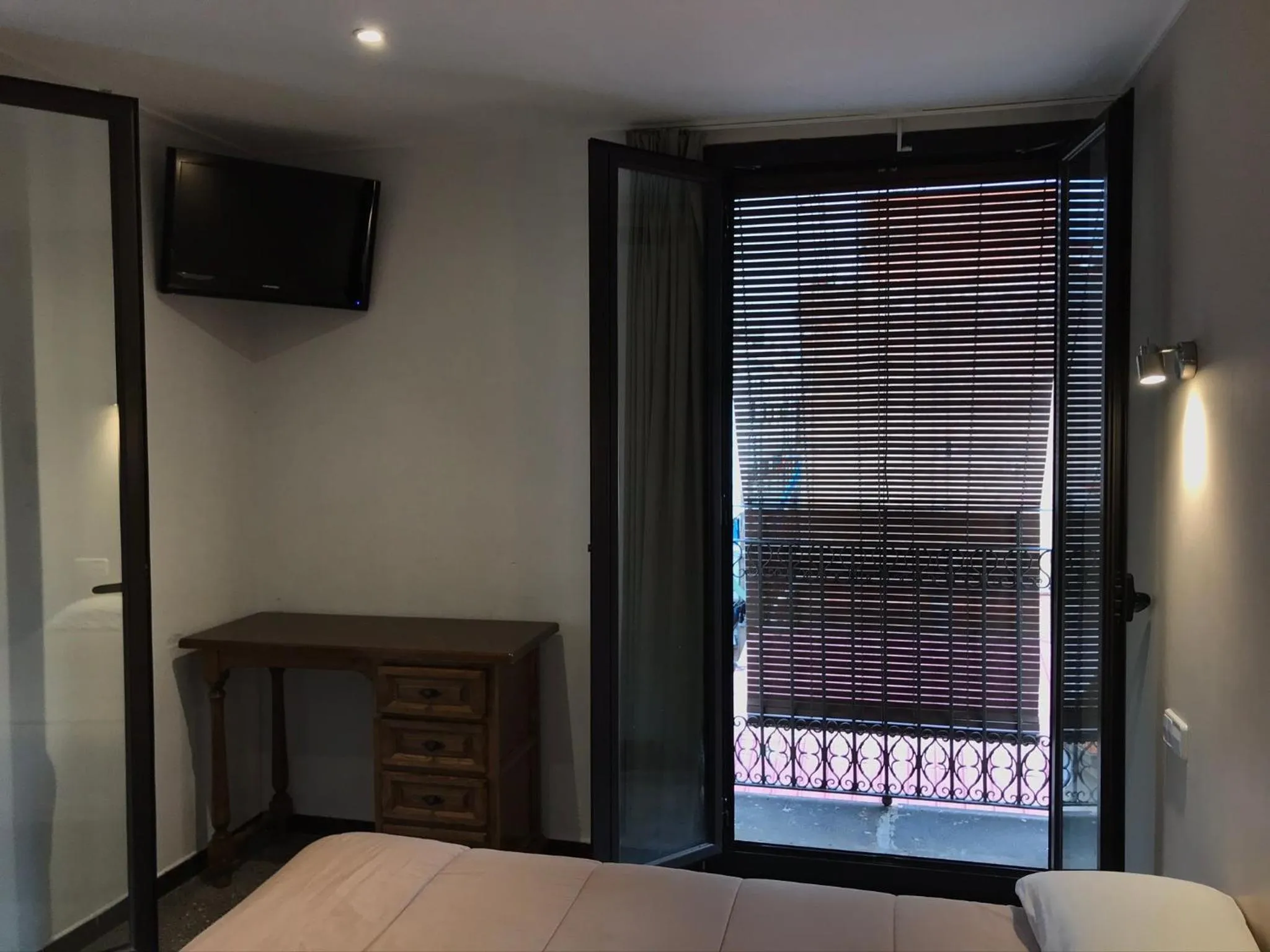 Bed in Hostal Radio Barcelona