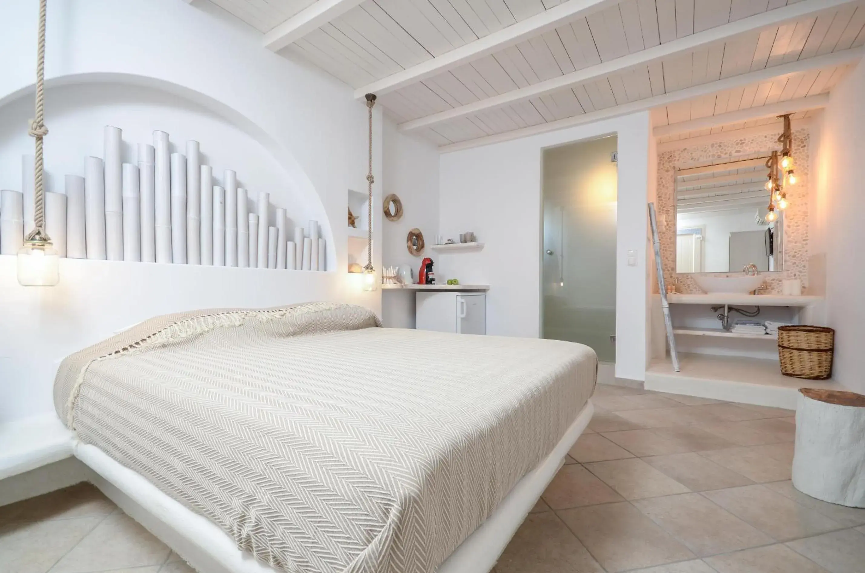 Suite Top Floor with Outdoor Hot Tub in Blue Sky Summer Suite Top Floor with Outdoor Hot Tub in Blue Sky Summer