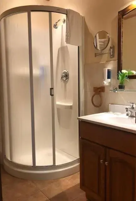 Double and Twin Room with Sofa Bed (5 Adults) in Auberge Presbytere Mont Lac-Vert Double and Twin Room with Sofa Bed (5 Adults) in Auberge Presbytere Mont Lac-Vert