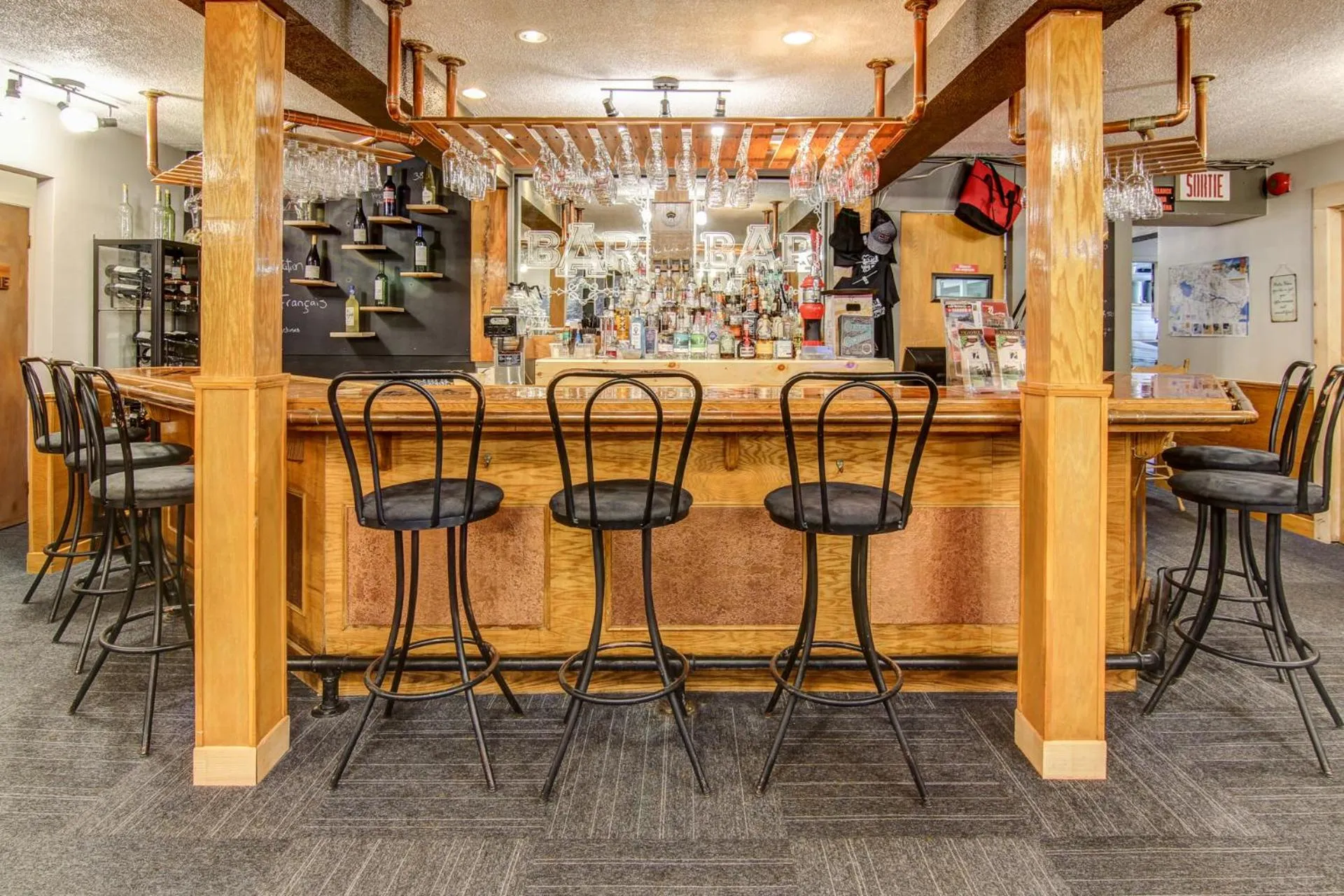 Lounge or bar in Auberge Presbytere Mont Lac-Vert