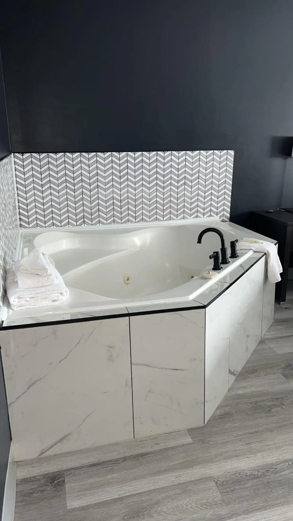 Hot Tub in Hotel Newstar Montréal