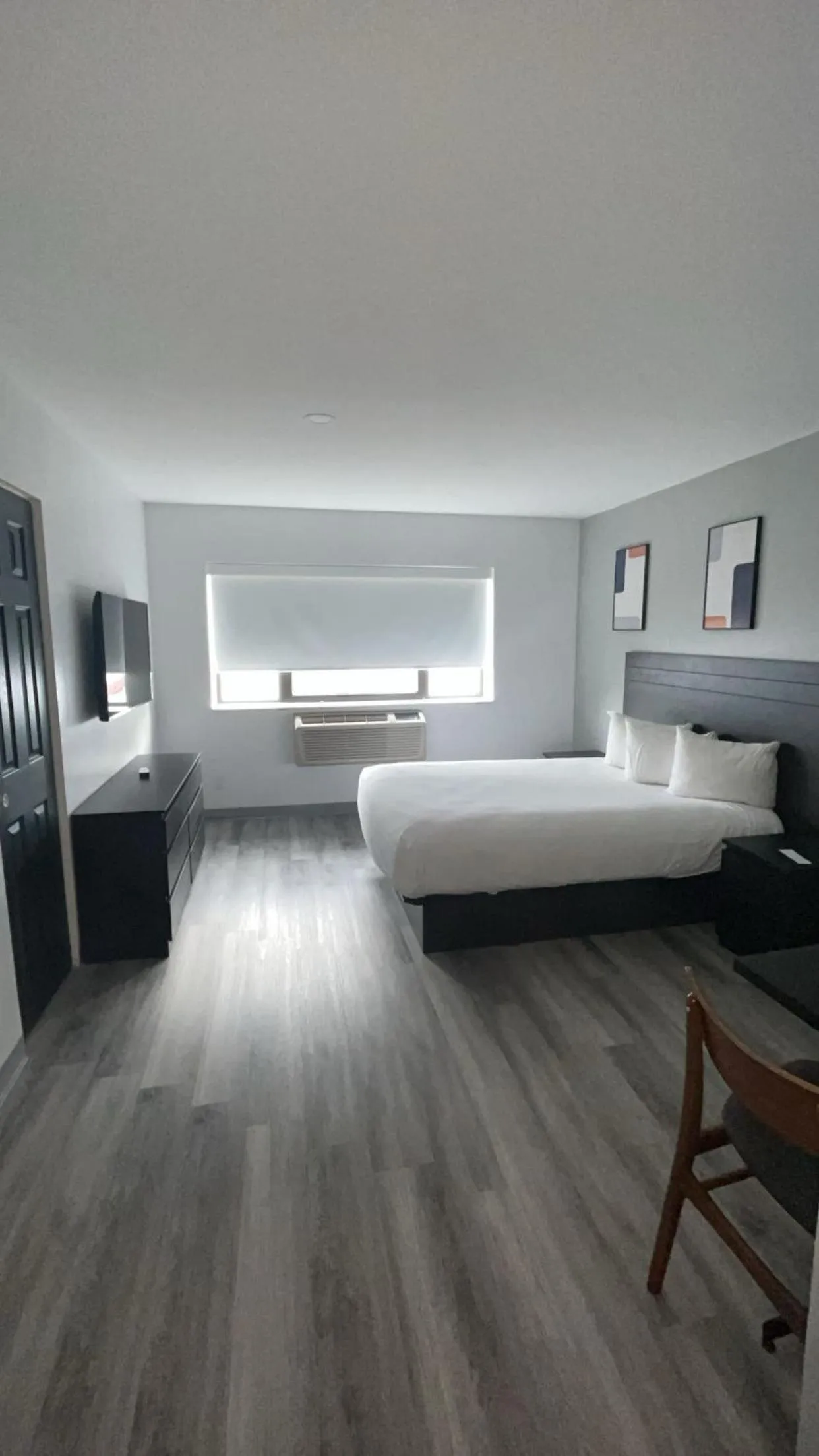 Photo of the whole room, Bed in Hotel Newstar Montréal