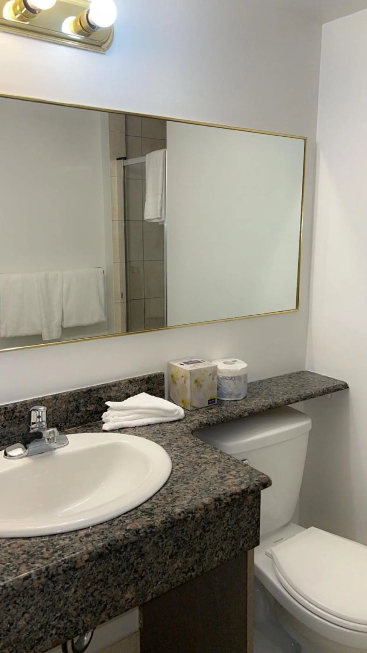 Bathroom in Hotel Newstar Montréal