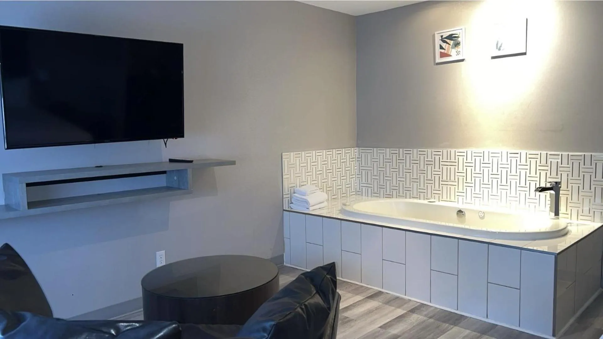 Hot Tub in Hotel Newstar Montréal