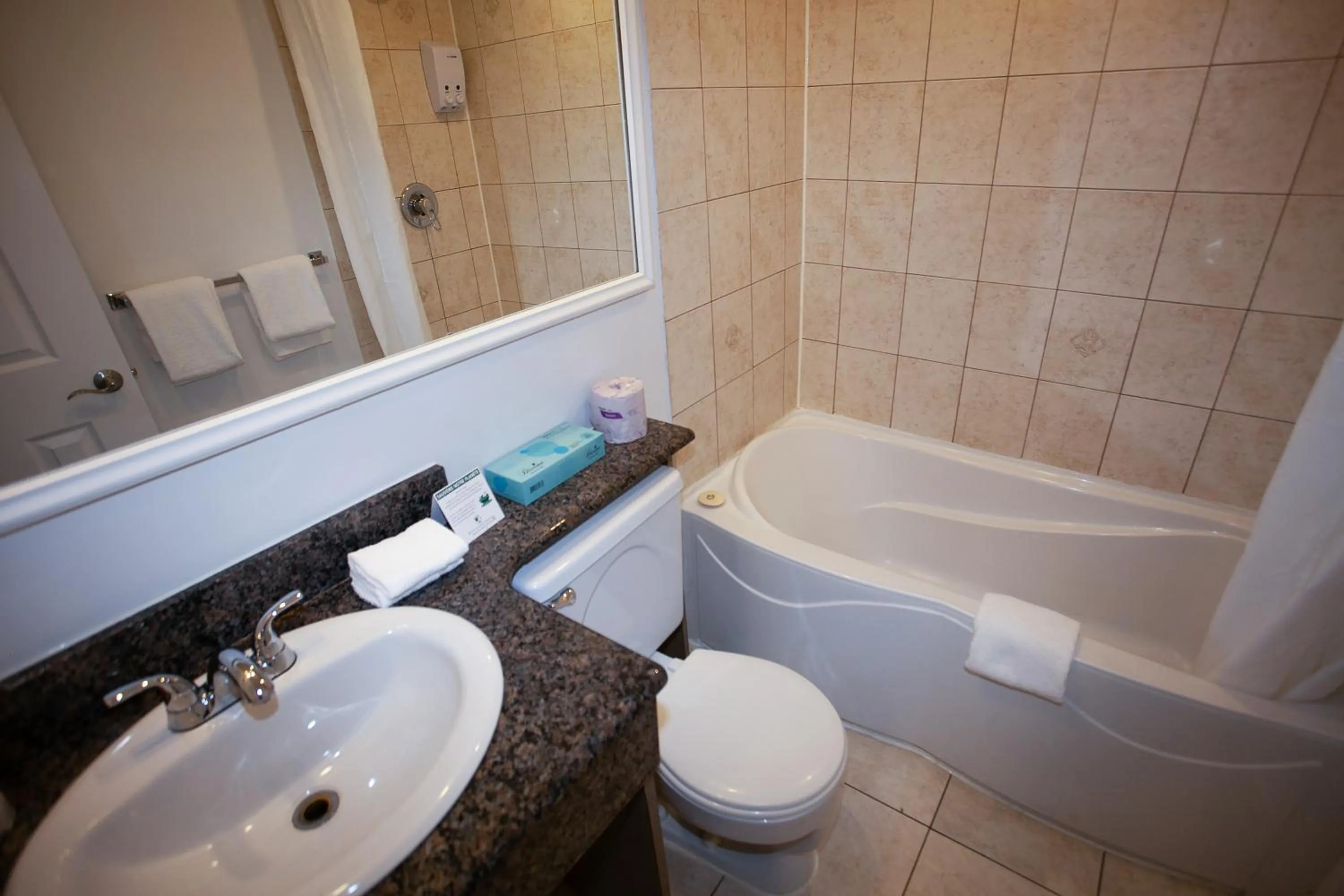 Bathroom in Hotel Newstar Montréal