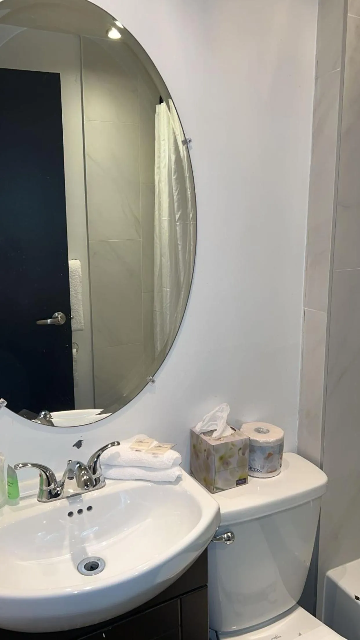 Bathroom in Hotel Newstar Montréal