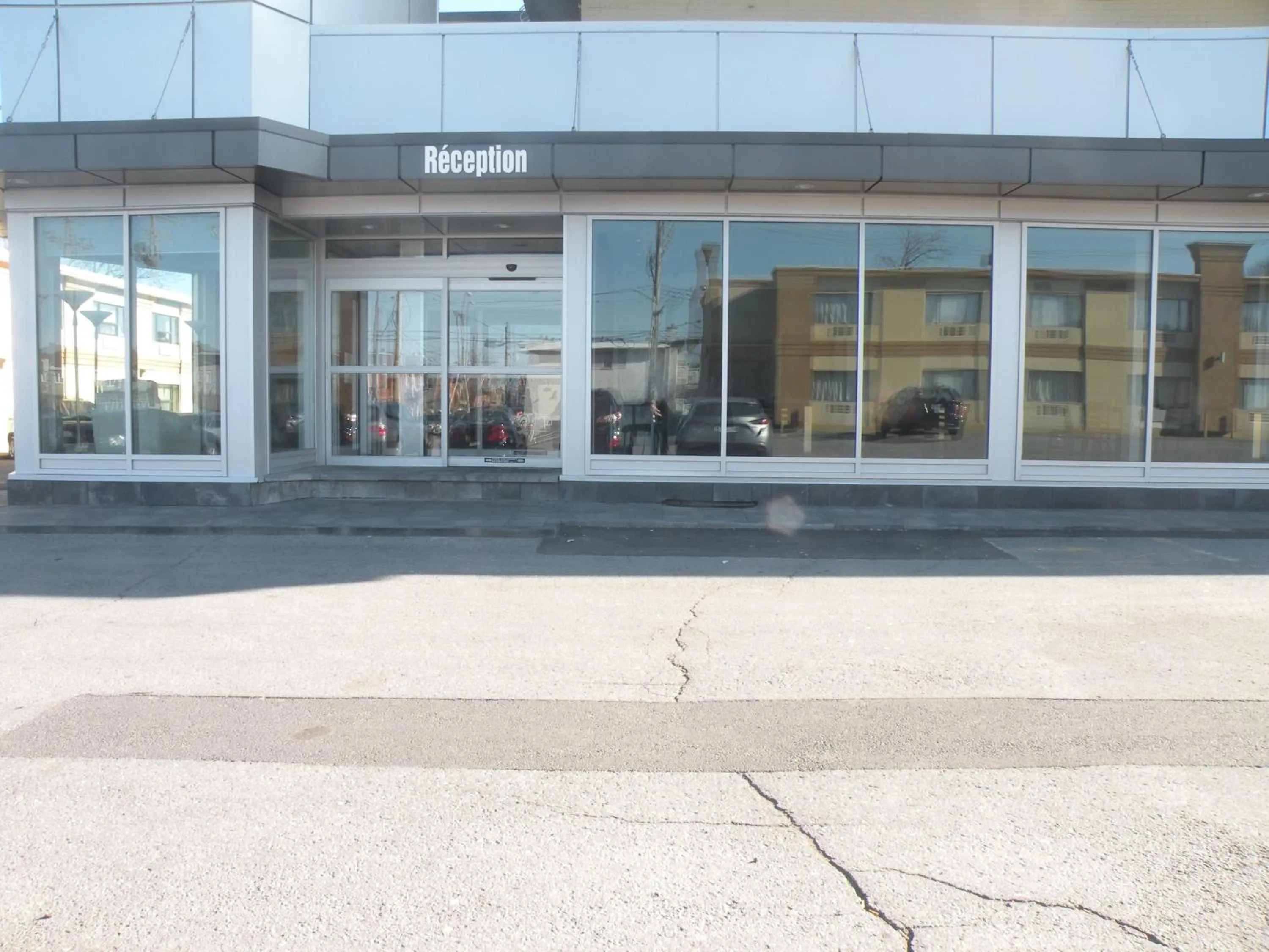 Property building in Hotel Newstar Montréal