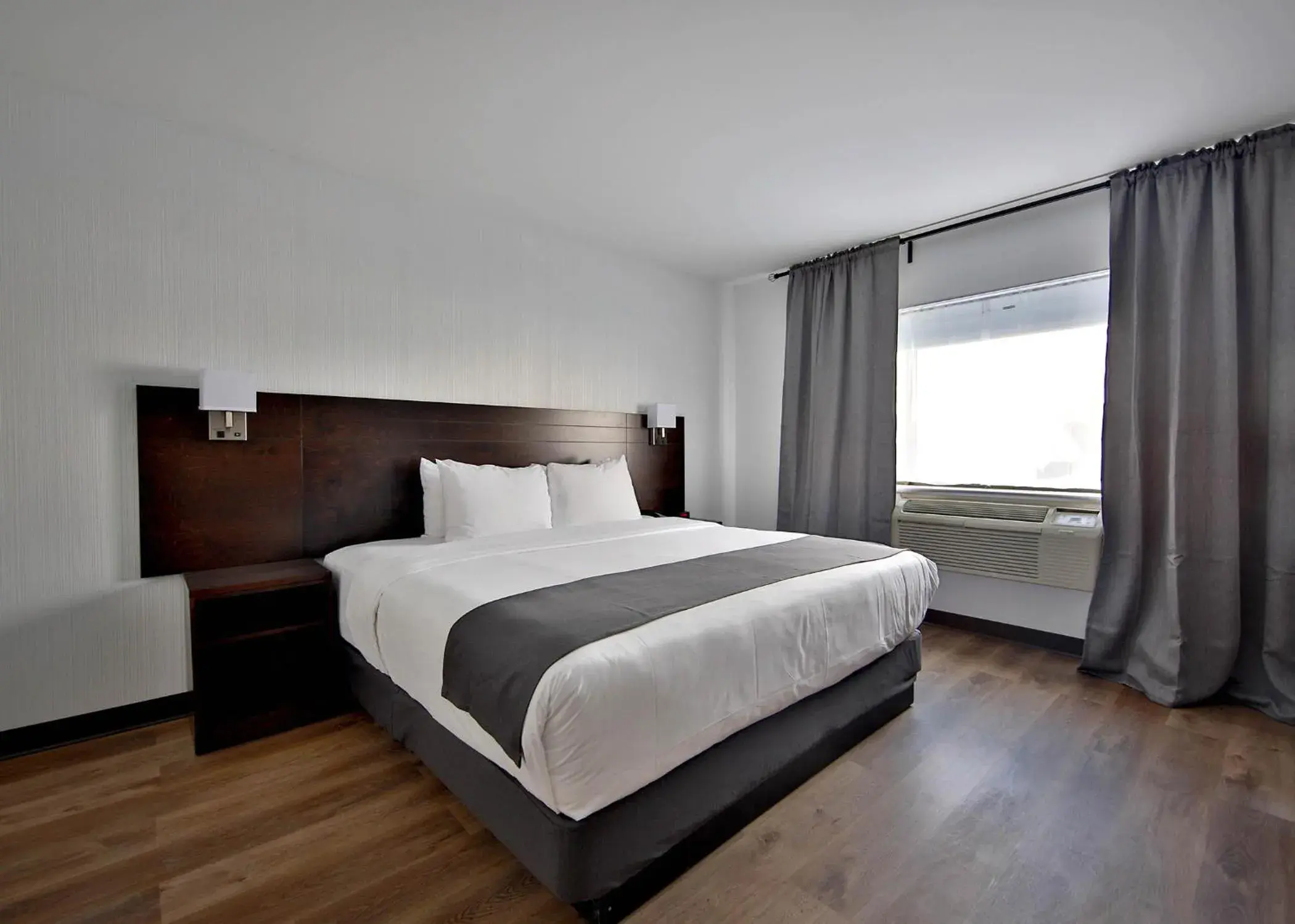 Standard King Room with Kitchenette in Hotel Newstar Montréal Standard King Room with Kitchenette in Hotel Newstar Montréal