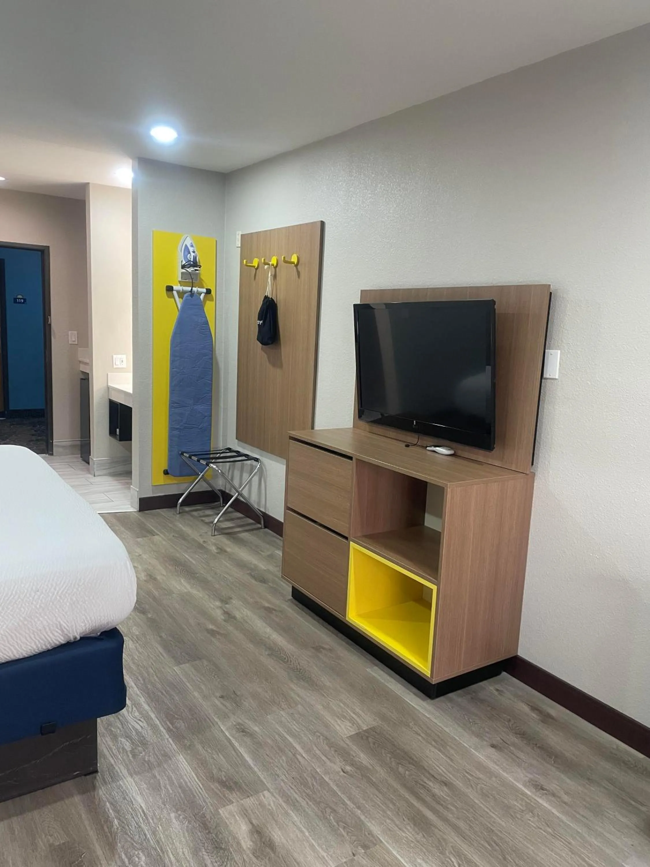 Guests, Bed in Days Inn by Wyndham Childress