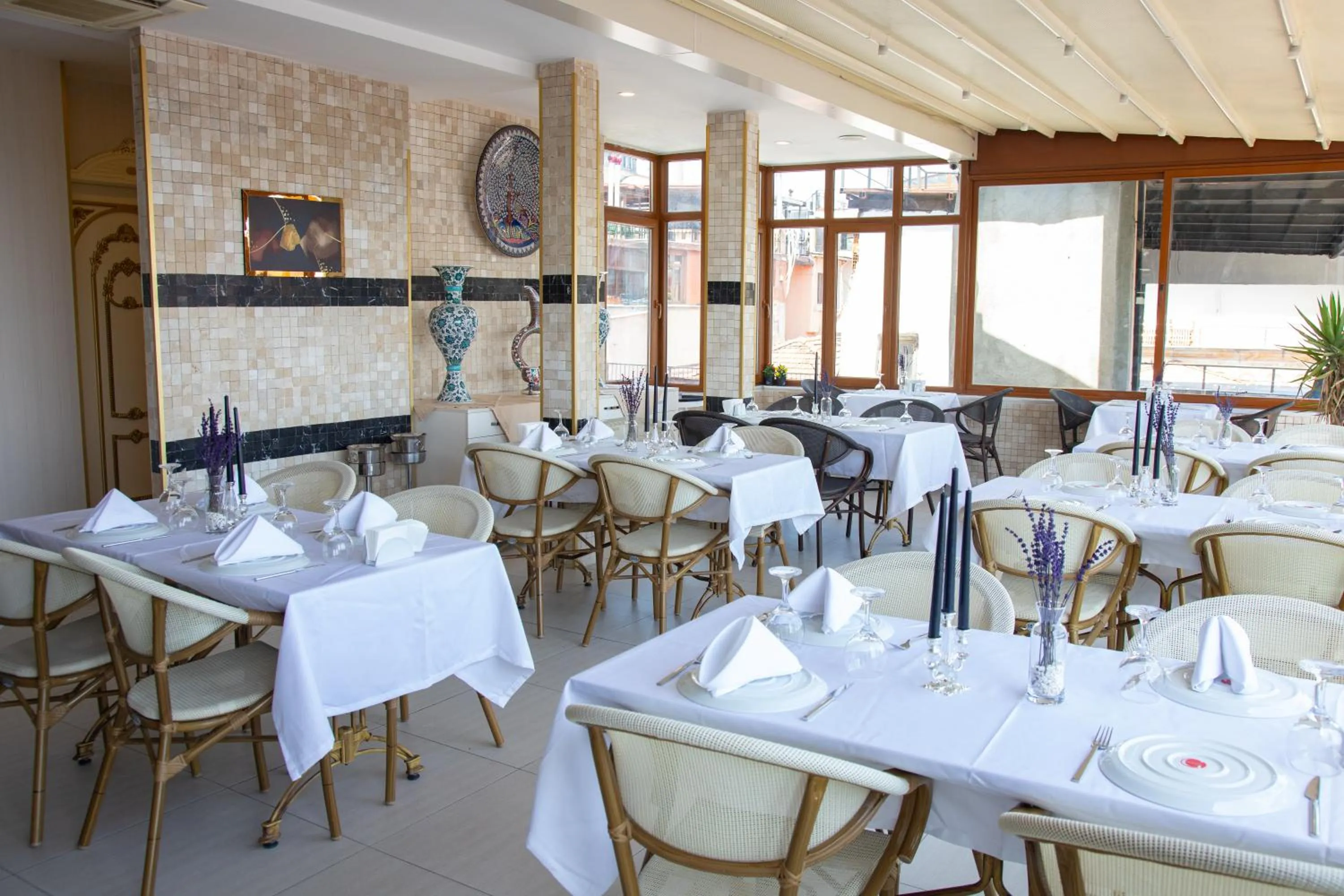 Restaurant/places to eat in Nayla Palace Hotel-Special Category