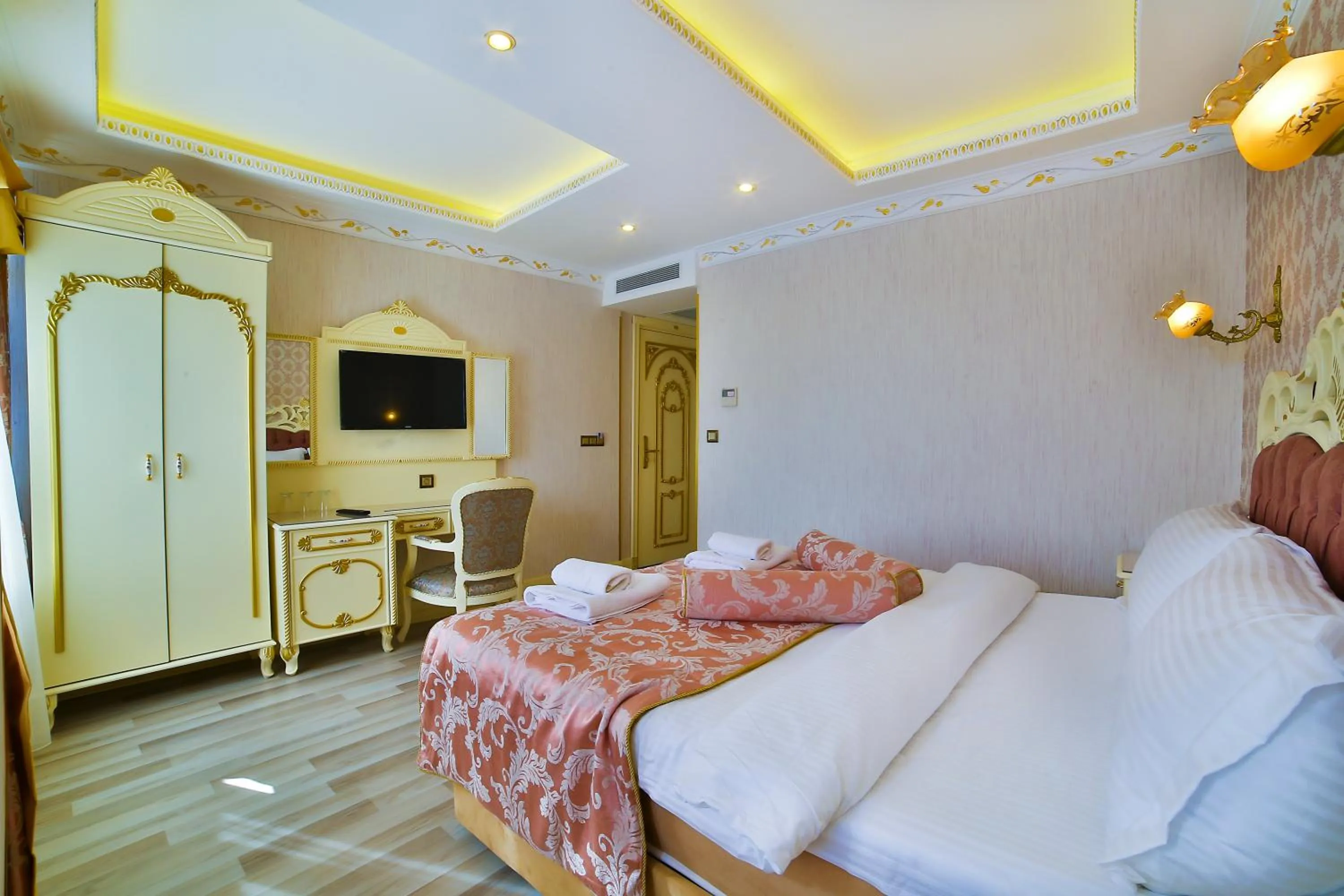 Photo of the whole room, Bed in Nayla Palace Hotel-Special Category