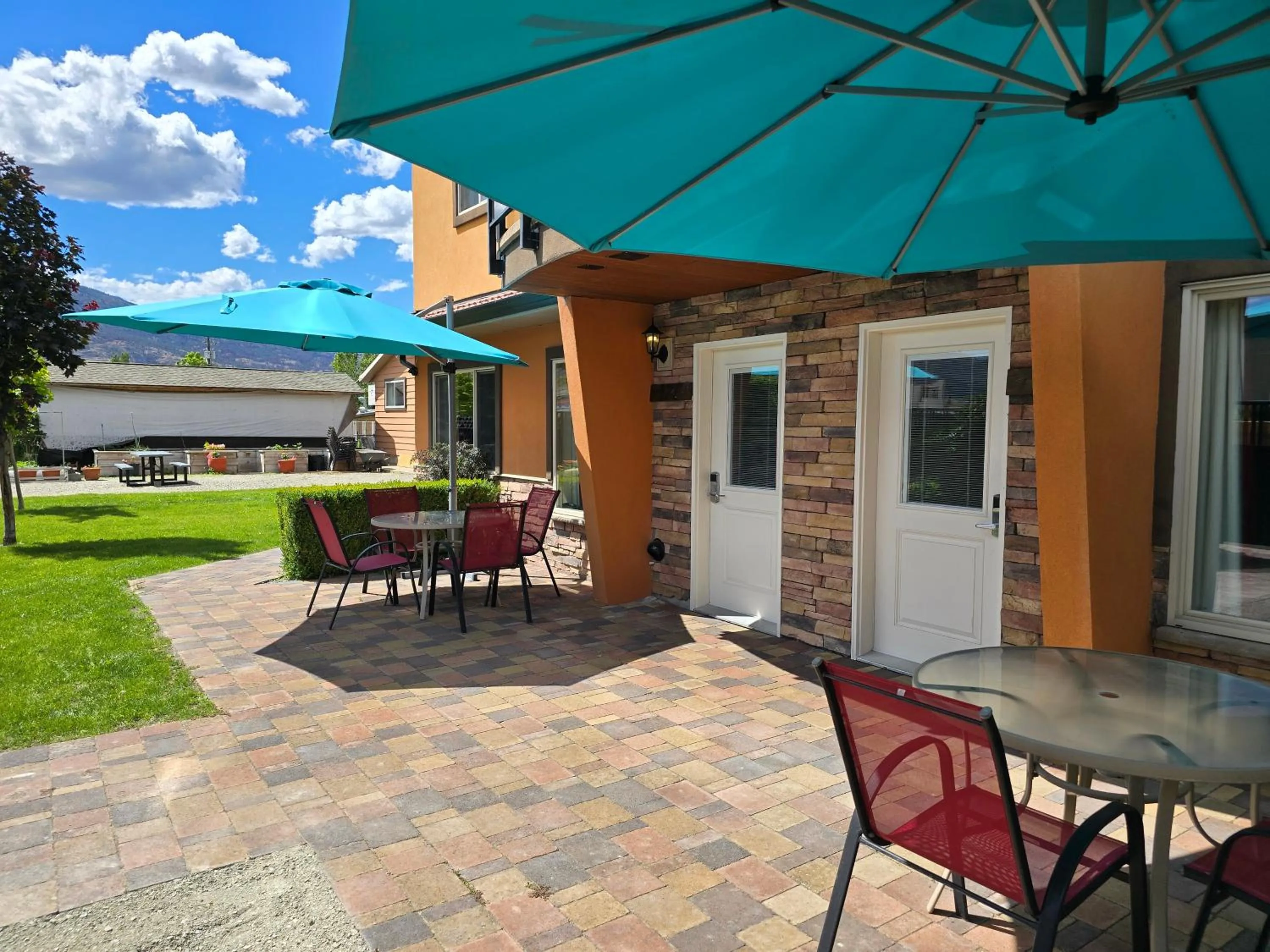 Sahara Courtyard Inn & Suites Osoyoos